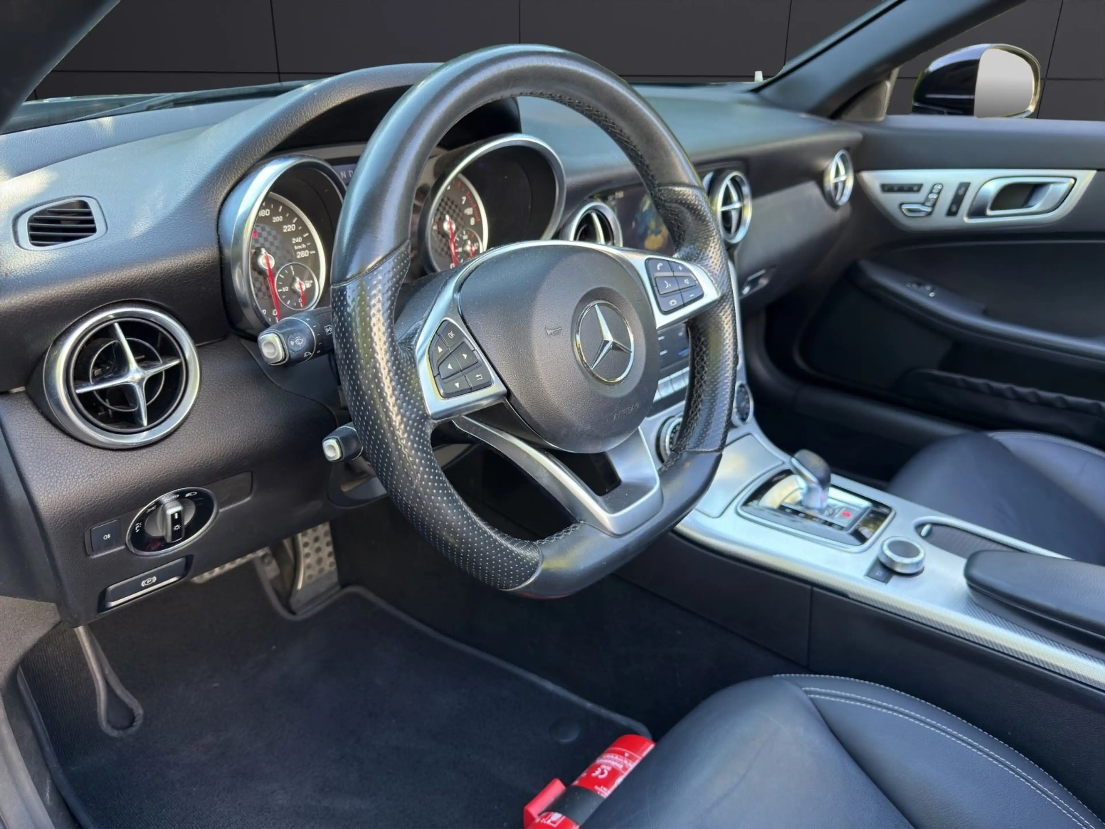 Mercedes-Benz SLC 300 Roadster AMG Line — photo 12
