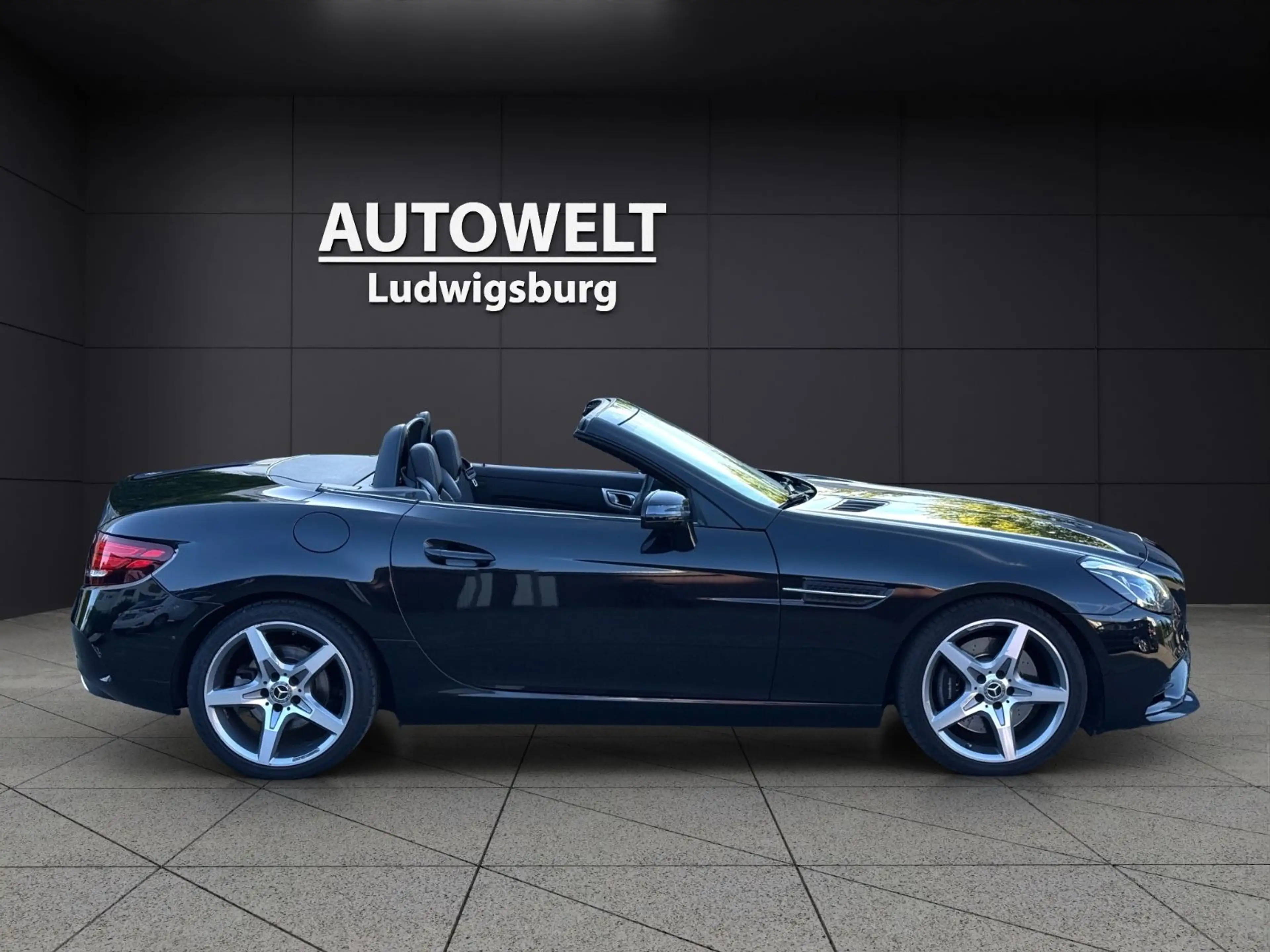 Mercedes-Benz SLC 300 Roadster AMG Line — photo 4