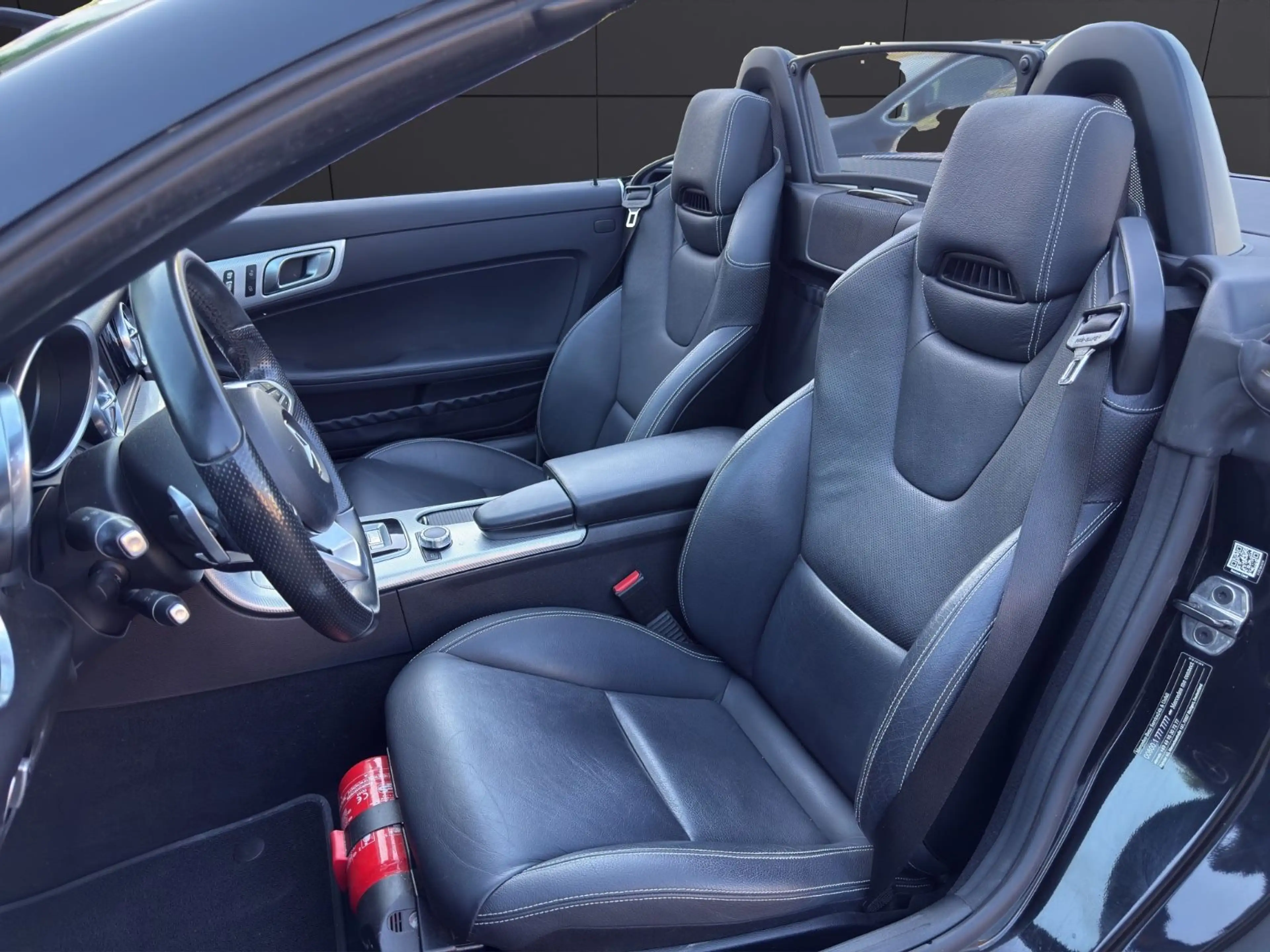 Mercedes-Benz SLC 300 Roadster AMG Line — photo 10
