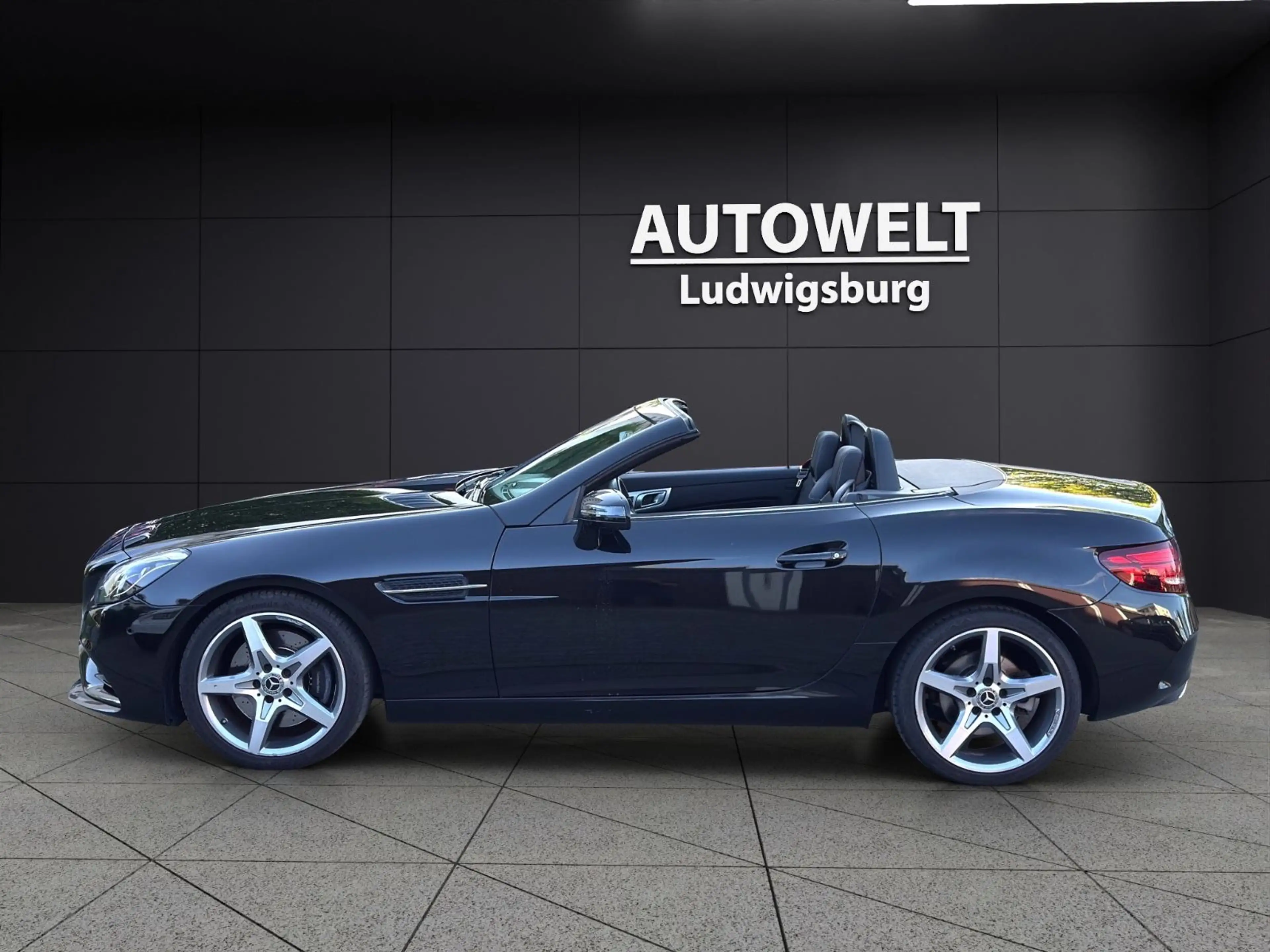 Mercedes-Benz SLC 300 Roadster AMG Line — photo 8