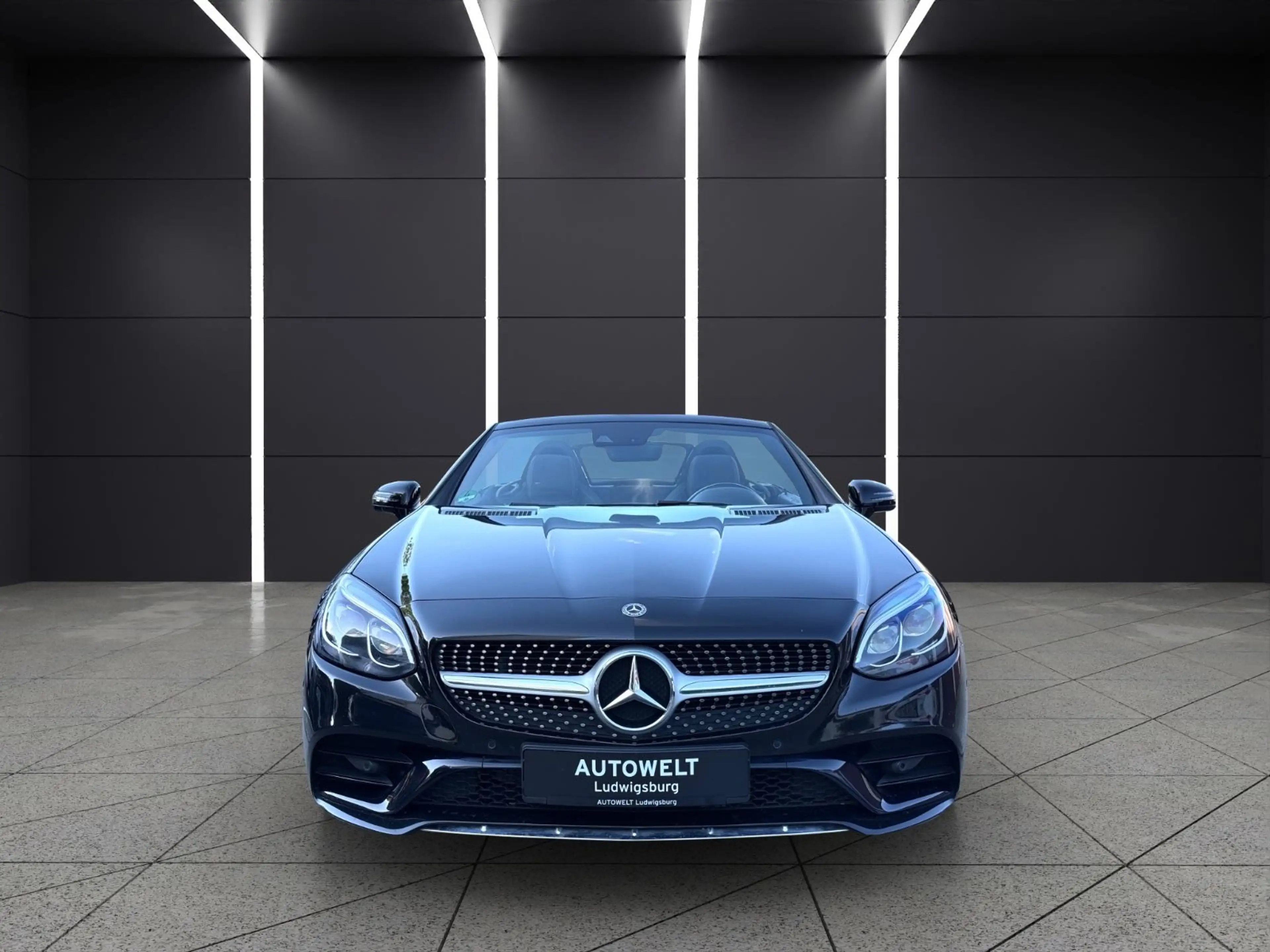 Mercedes-Benz SLC 300 Roadster AMG Line — photo 2