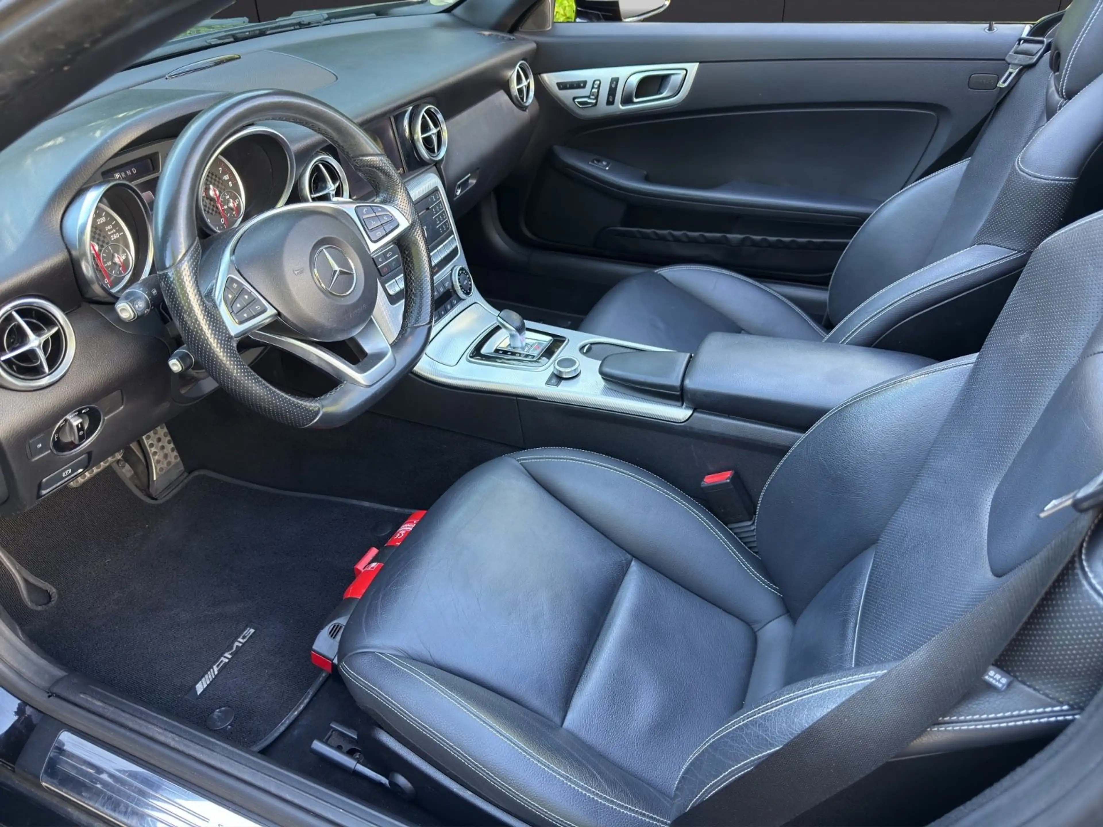 Mercedes-Benz SLC 300 Roadster AMG Line — photo 11