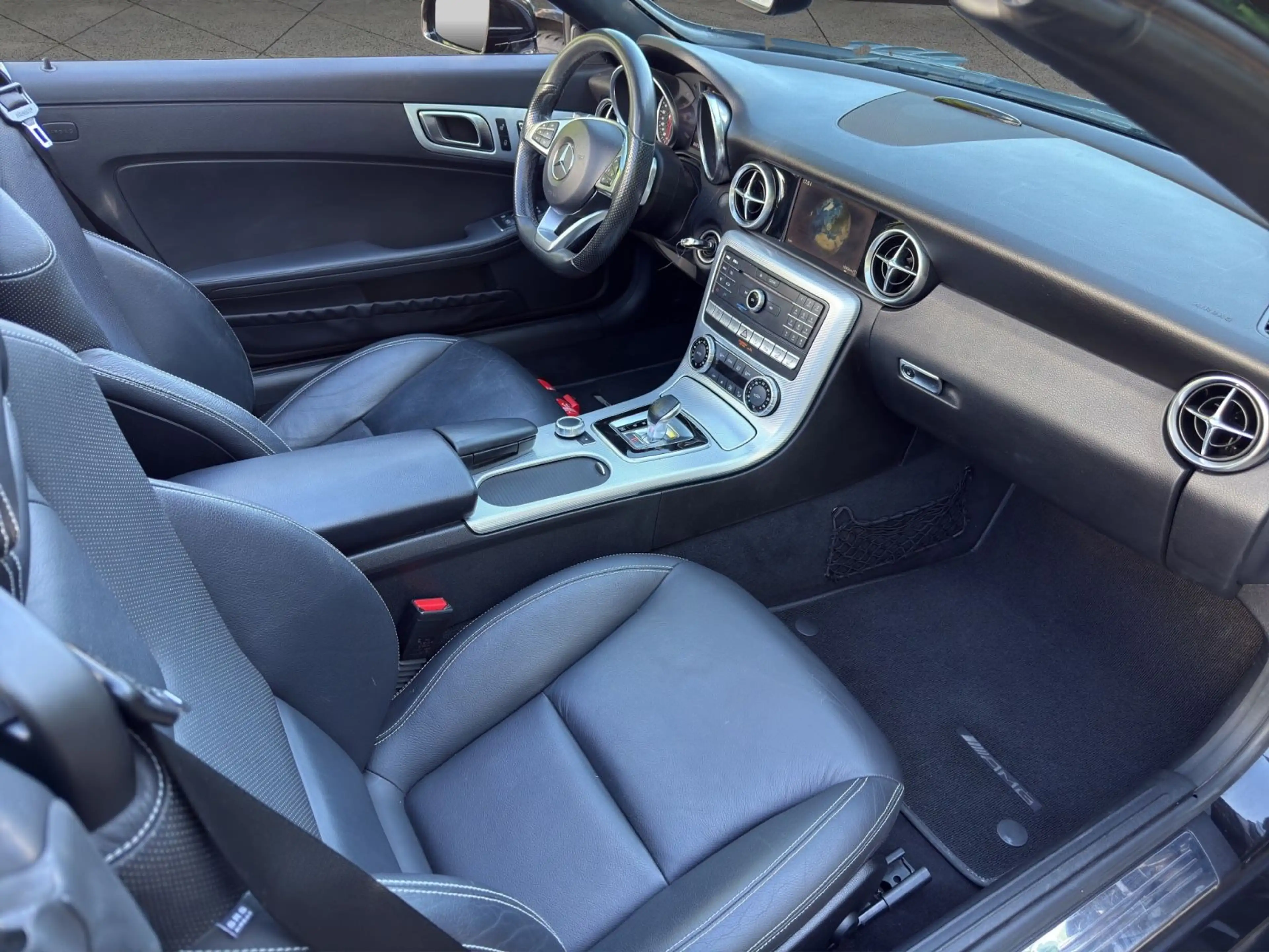 Mercedes-Benz SLC 300 Roadster AMG Line — photo 15