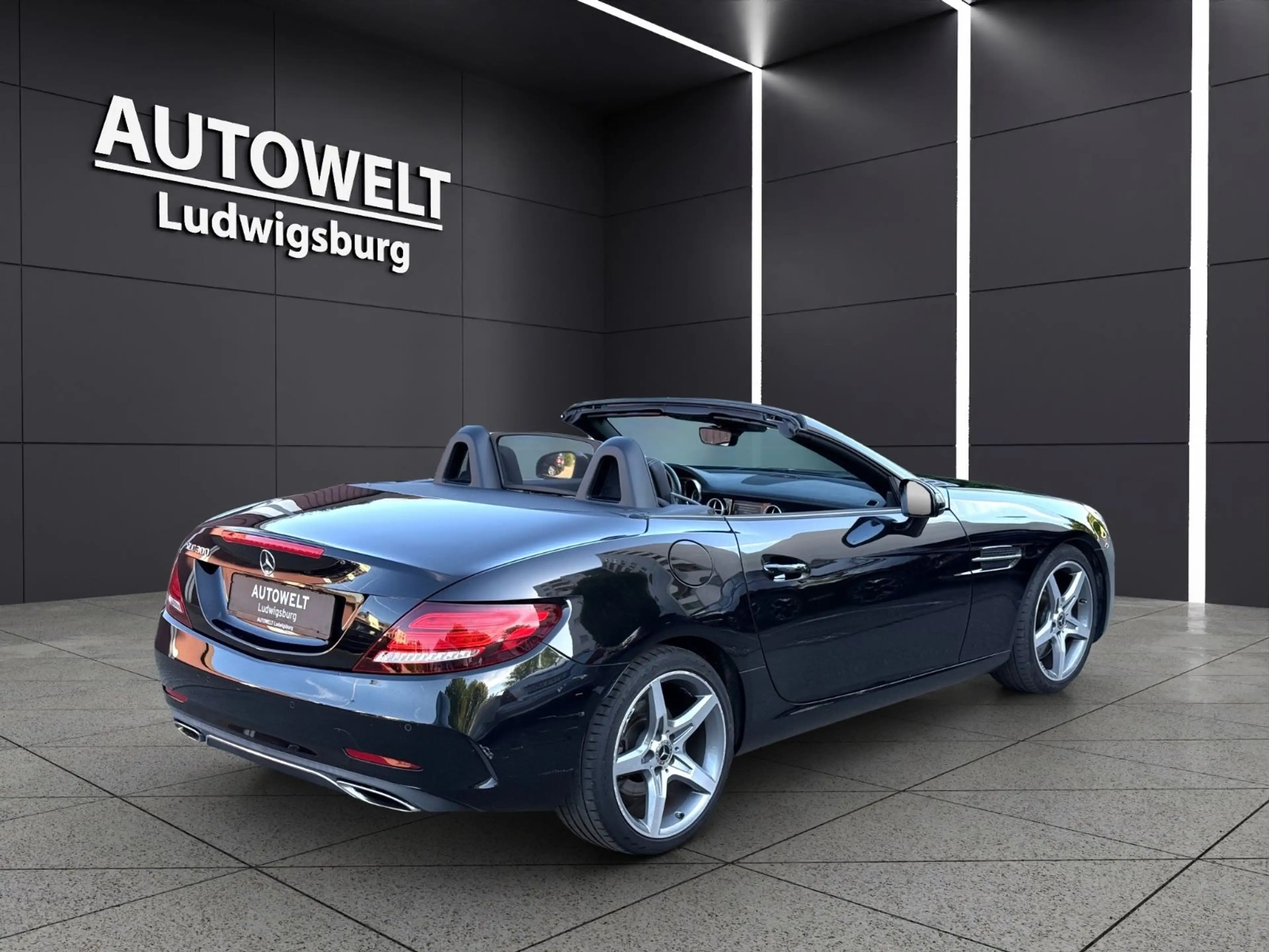 Mercedes-Benz SLC 300 Roadster AMG Line — photo 5