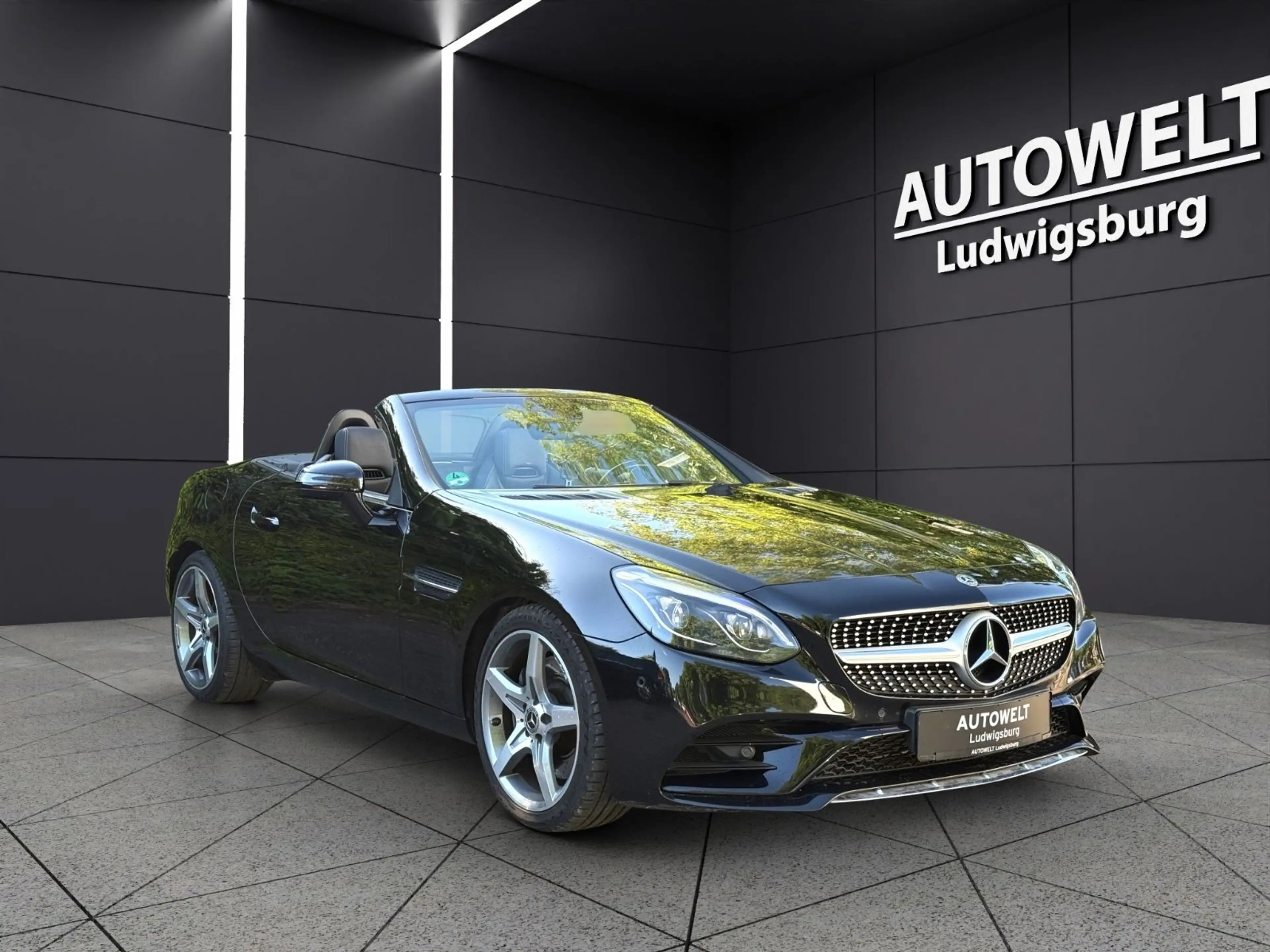 Mercedes-Benz SLC 300 Roadster AMG Line — photo 3