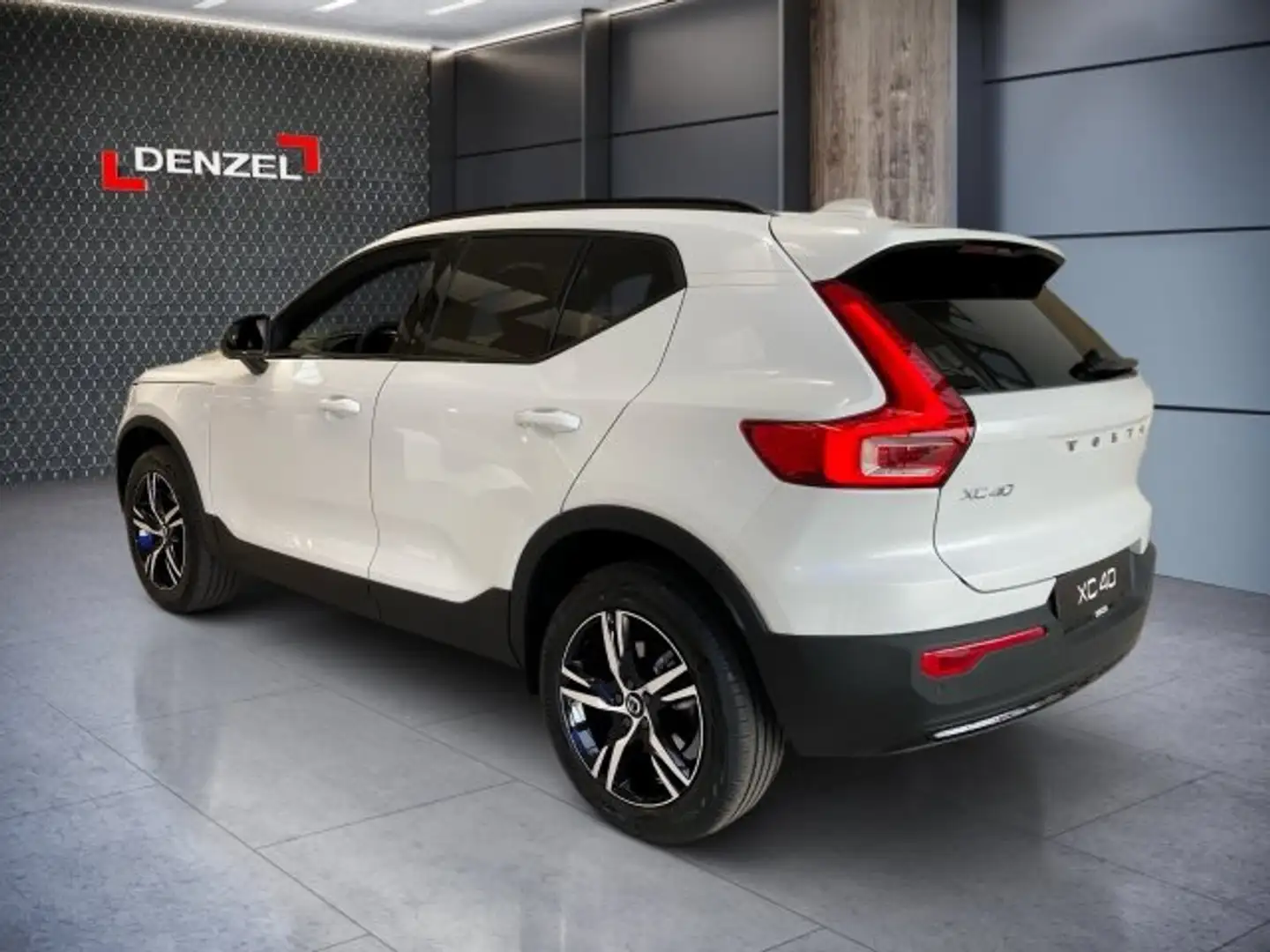 Volvo XC40 Plus, B4 Mild Hybrid, Benzin, Dark Weiß - 2