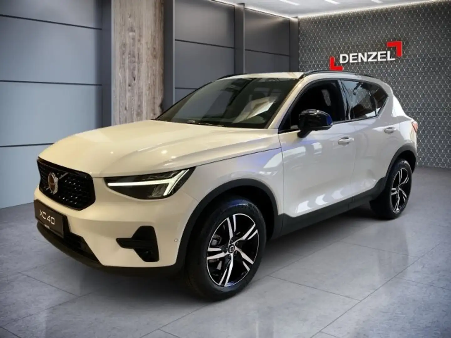 Volvo XC40 Plus, B4 Mild Hybrid, Benzin, Dark Weiß - 1