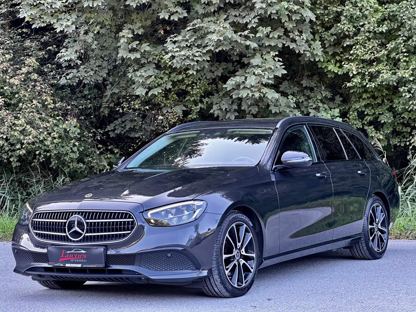 Mercedes-Benz E 220 d 4Matic Aut. *W-SCREEN*ALLRAD*AHK*ACC*LEDER*RFK* Grau - 1