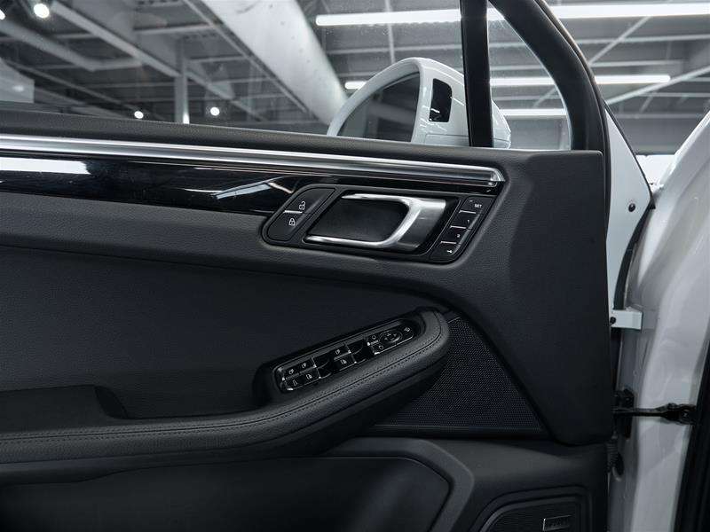 2023 Porsche Macan S thumb 26