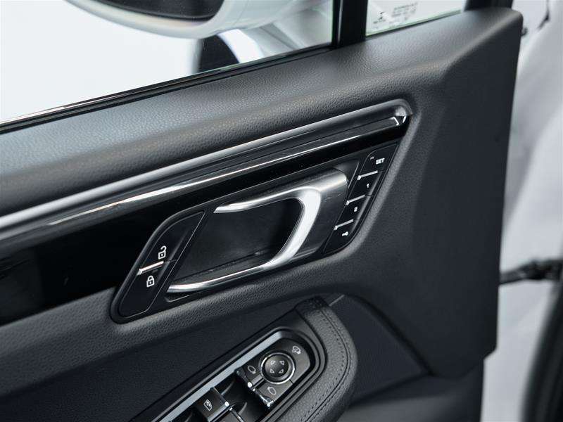 2023 Porsche Macan S thumb 27
