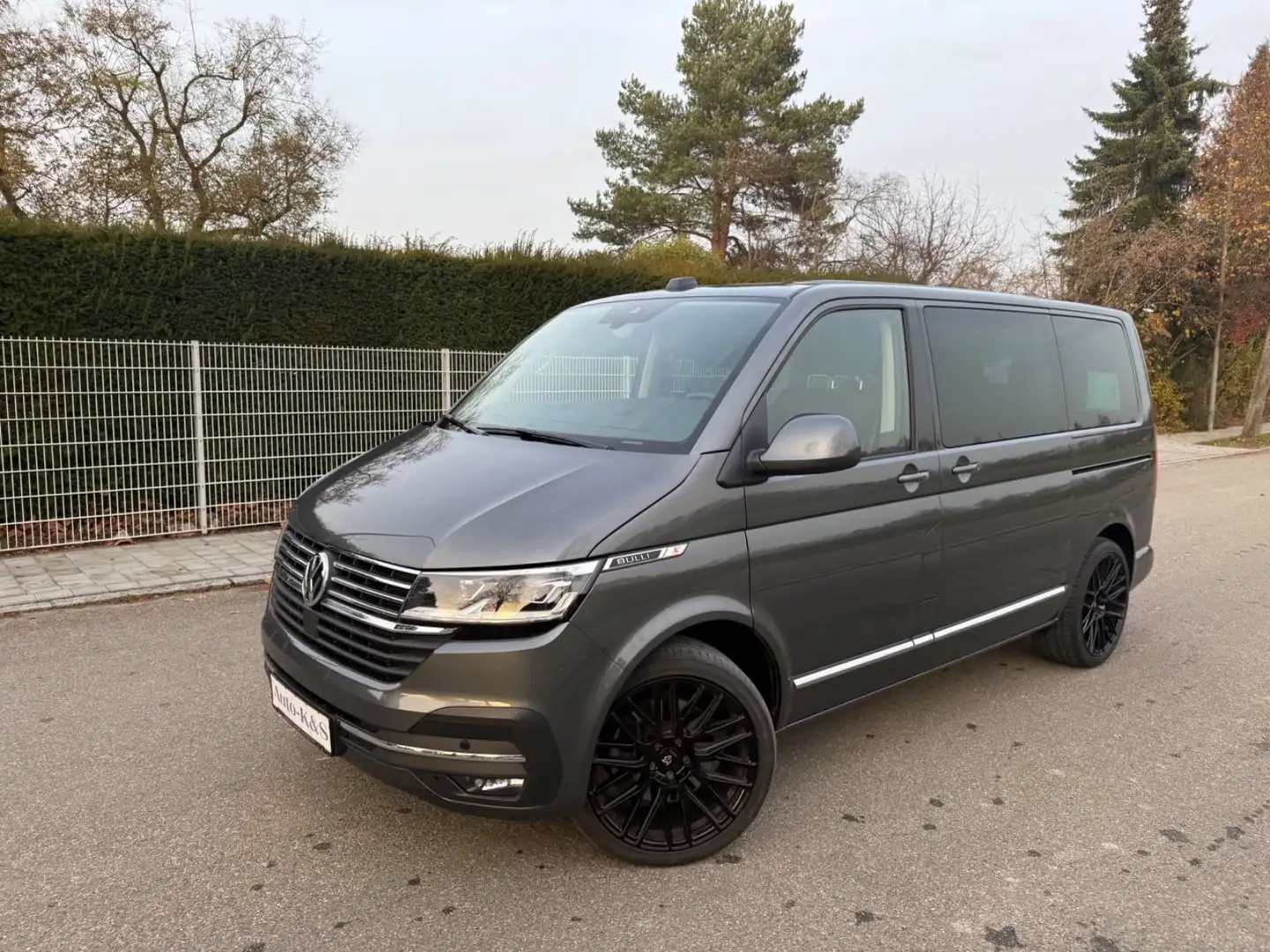 Volkswagen T6 Multivan T6.1 Multivan Generation SIX 4MOTION, Vollaussta Grau - 2