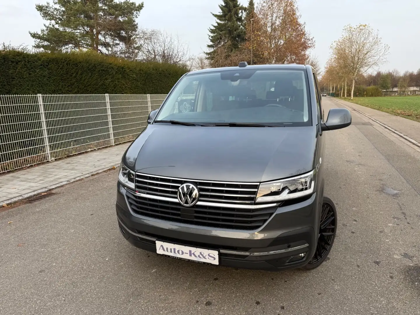 Volkswagen T6 Multivan T6.1 Multivan Generation SIX 4MOTION, Vollaussta Grau - 1