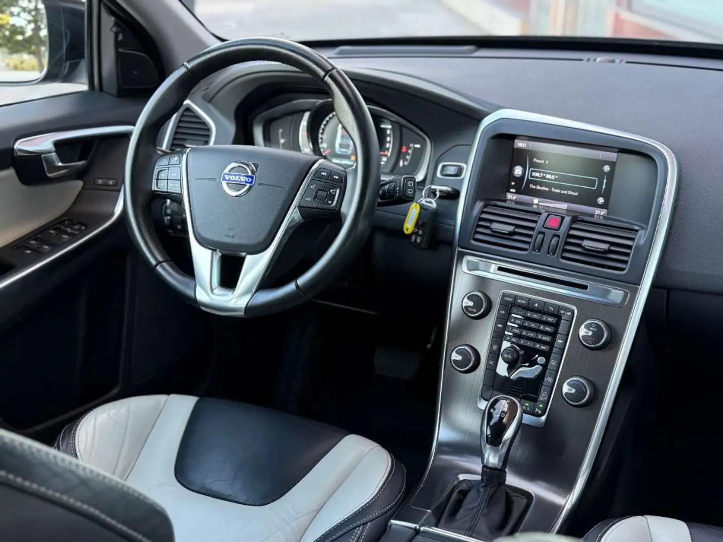 Volvo XC60 // 2.4 D5 // Summum // AWD // GARANTIE Schwarz - 2