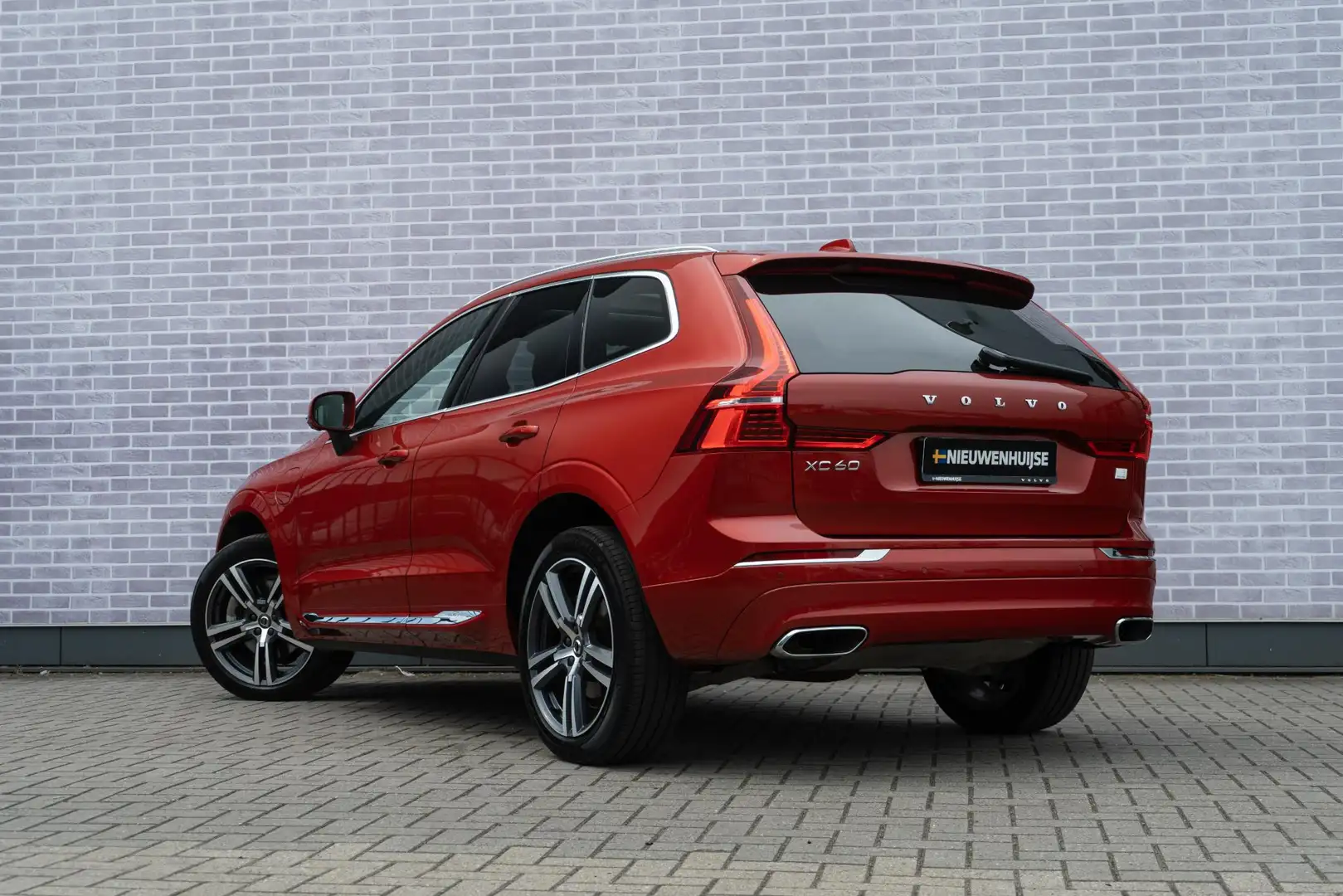 Volvo XC60 T6 AWD Plug-in Hybrid Inscription | Trekhaak | Key Rood - 2