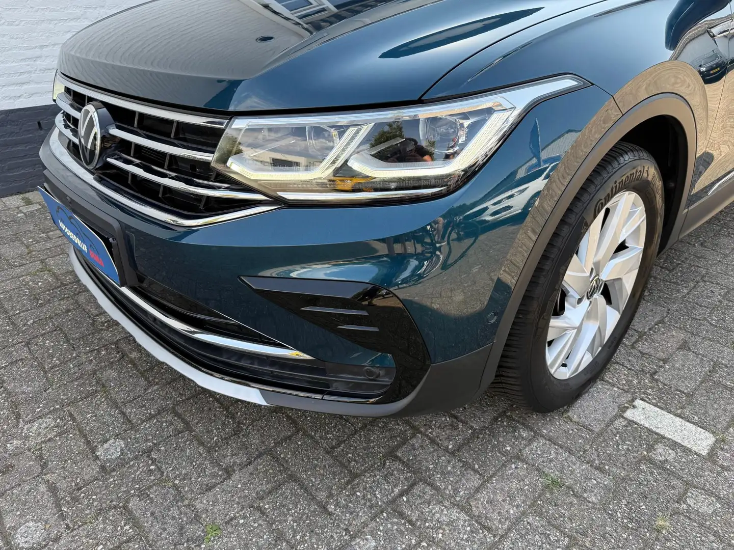 Volkswagen Tiguan 1.5 TSI Elegance Automaat/ 360 Camera/ Navi/ Leder Blauw - 2
