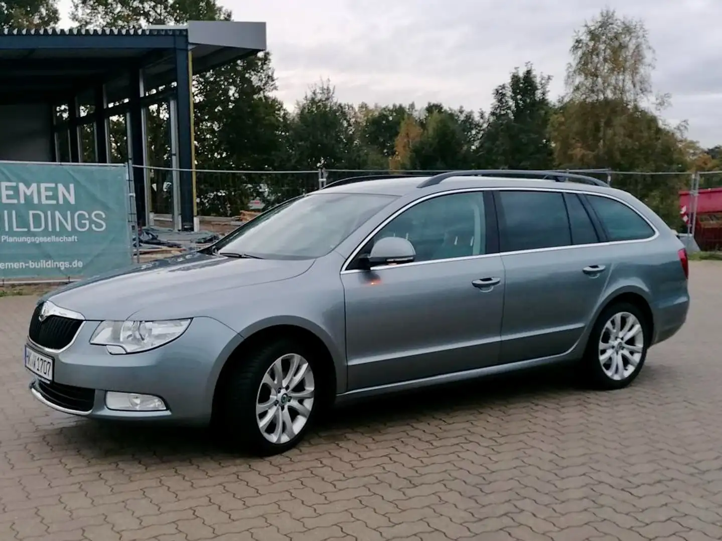 Skoda Superb Superb Combi 1.8 TSI DSG FAMILY Grau - 1