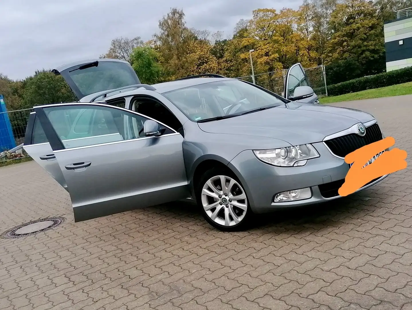 Skoda Superb Superb Combi 1.8 TSI DSG FAMILY Grau - 2