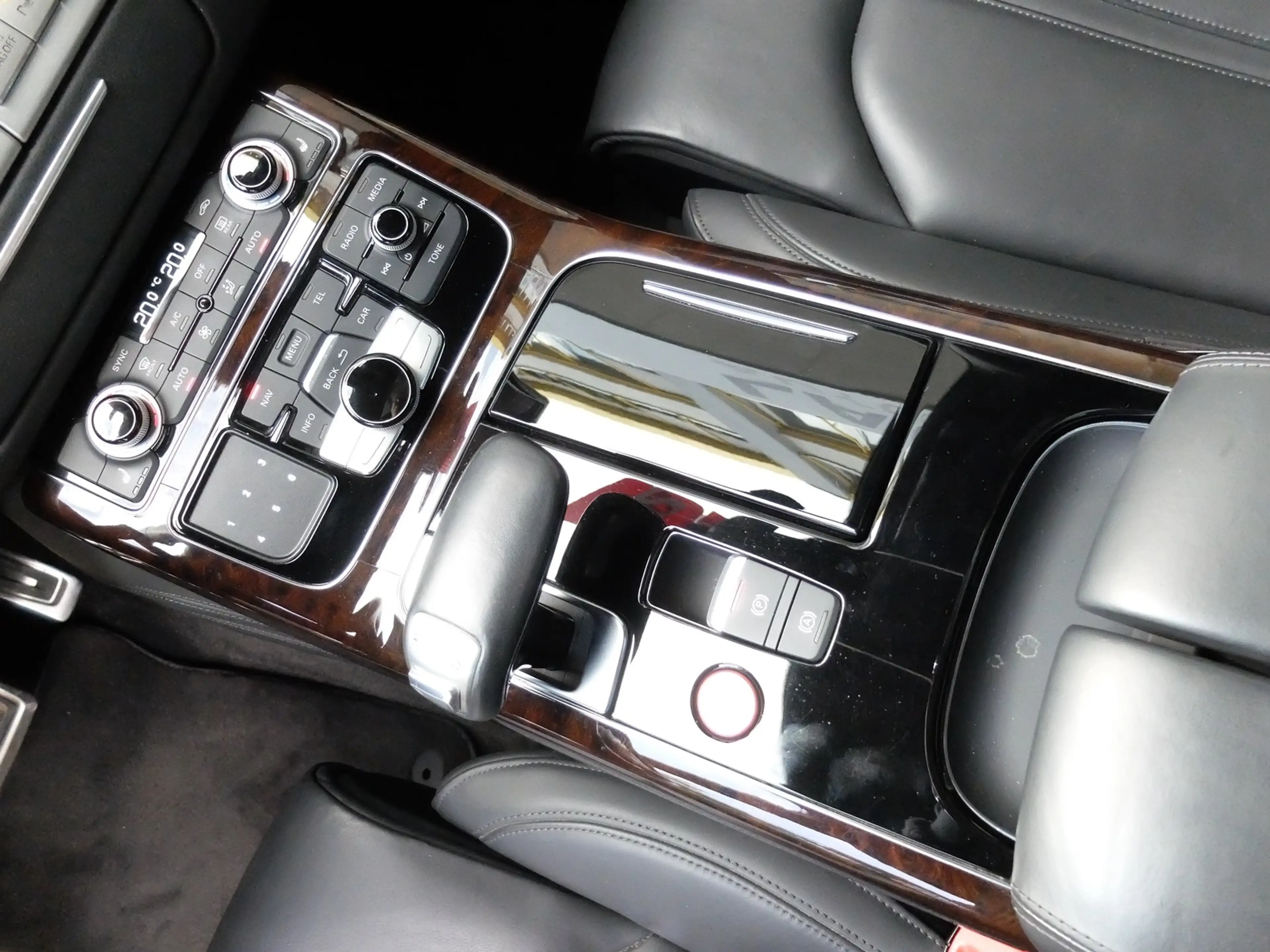 Audi S8 4.0 TFSI quattro Audi Scheckheft — photo 11