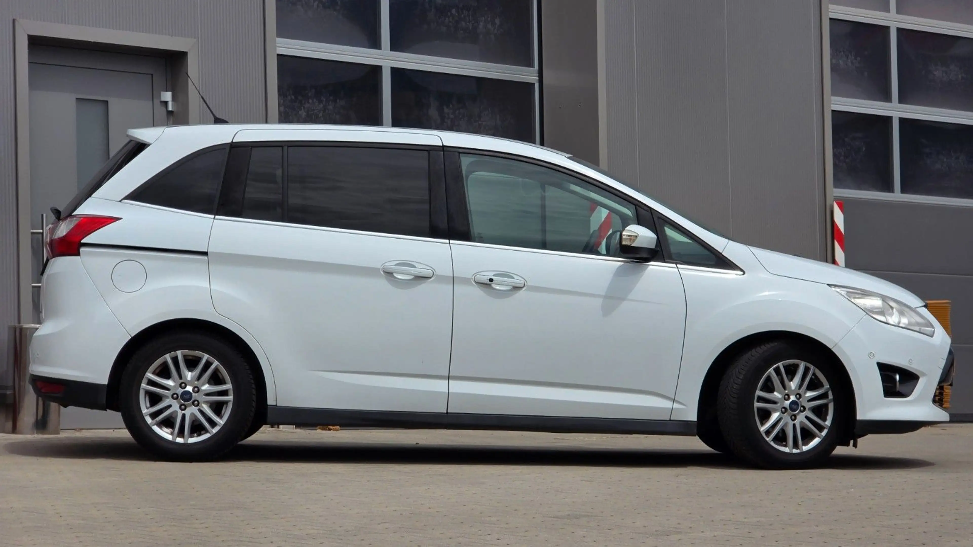 Ford Grand C-Max Grand C-MAX Titanium Aut Navi Klima Shzg 7 Sitze — photo 15