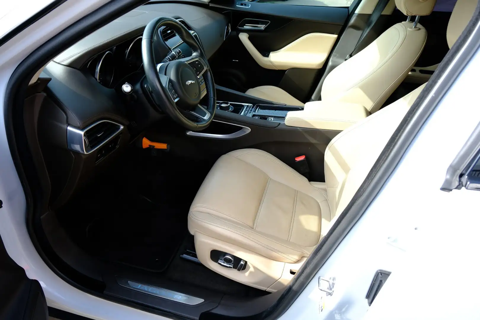 Jaguar F-Pace 2.0t AWD 250pk Premium Edition Aut. Pano|Leder|Cam Weiß - 2