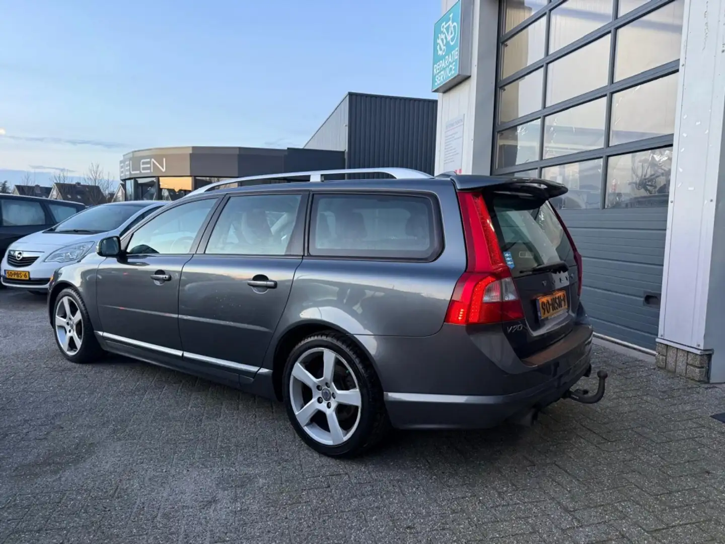 Volvo V70 2.0T R-Edition Grau - 2