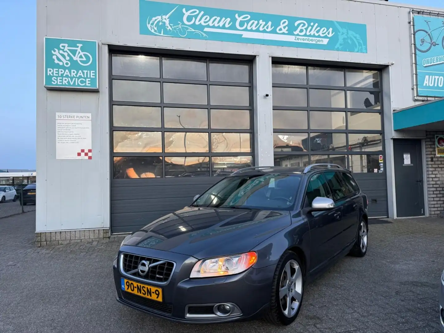 Volvo V70 2.0T R-Edition Grau - 1