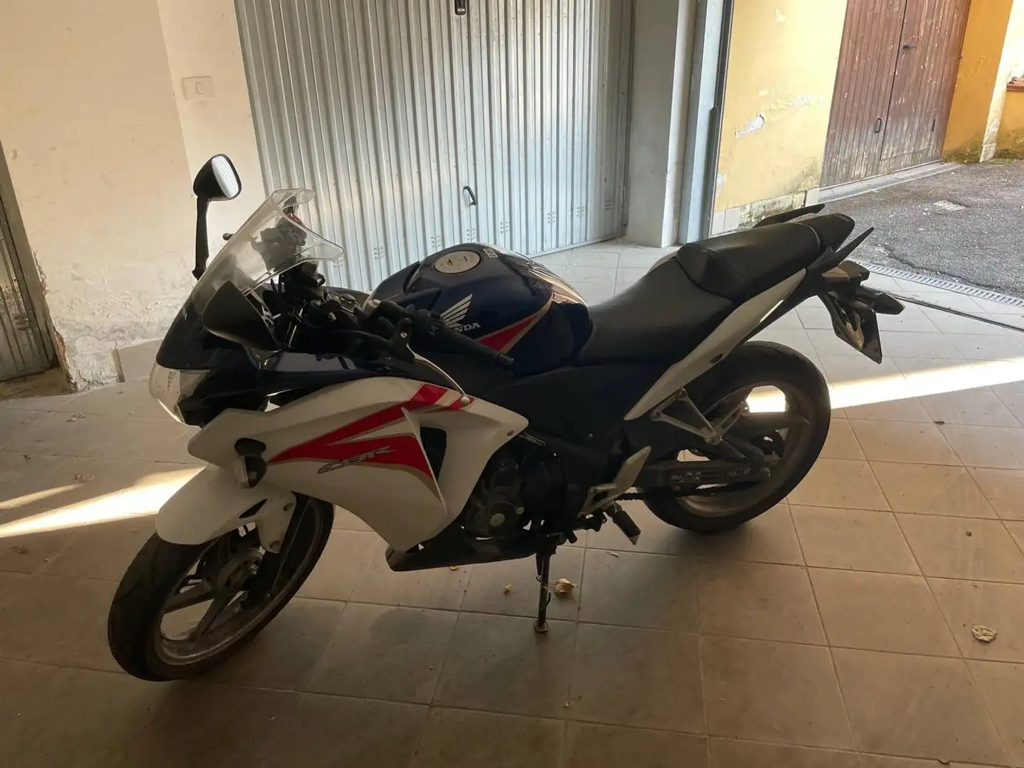 Honda CBR 250 Blanc - 1