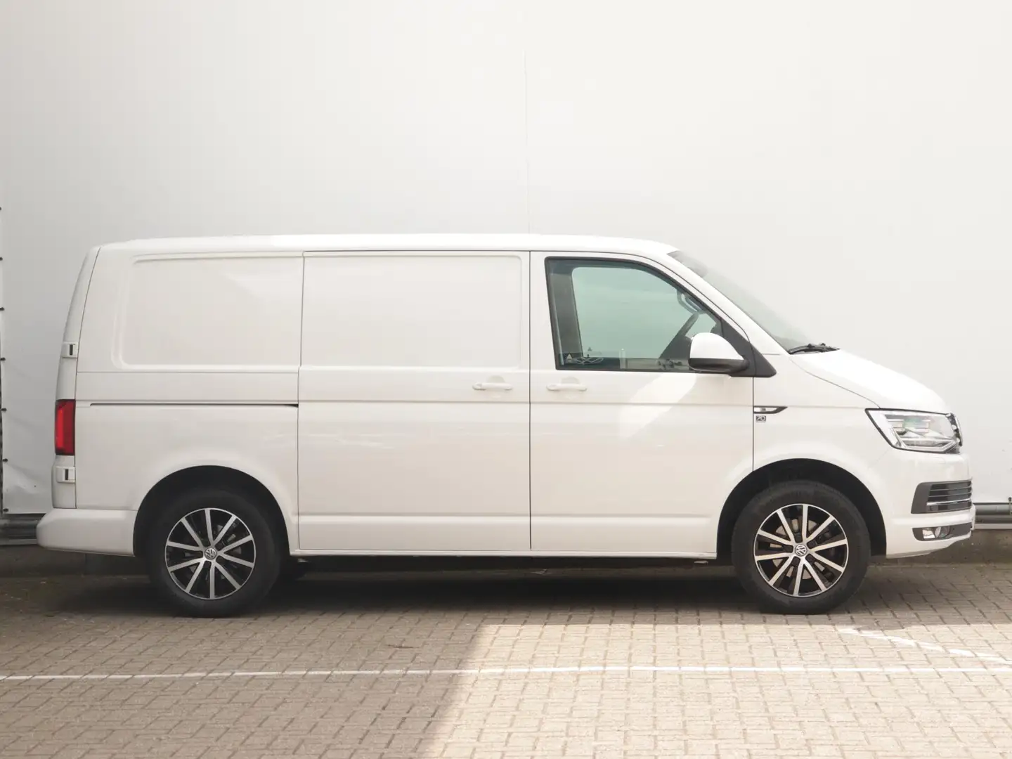 Volkswagen T6 Transporter 2.0 TDI L1H1 Comfortline | 1e eigenaar | Adaptive Weiß - 2