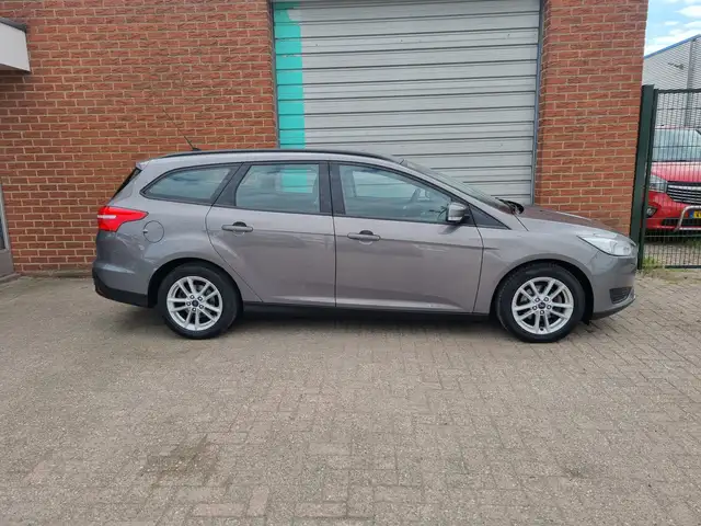 Ford Focus view 11
