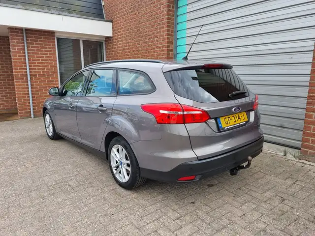 Ford Focus view 3