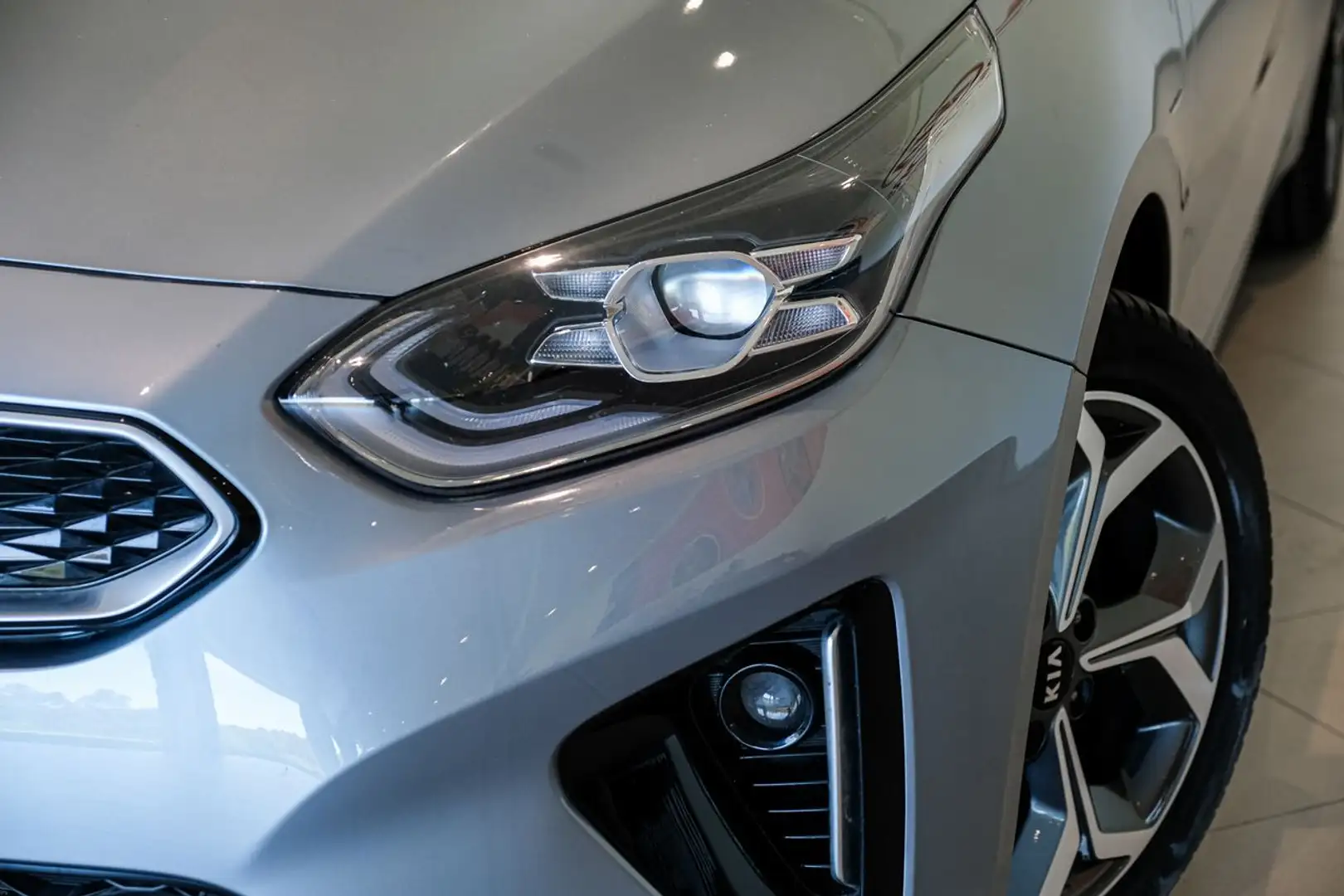 Kia Retona 1.6 eMotion Gris - 2