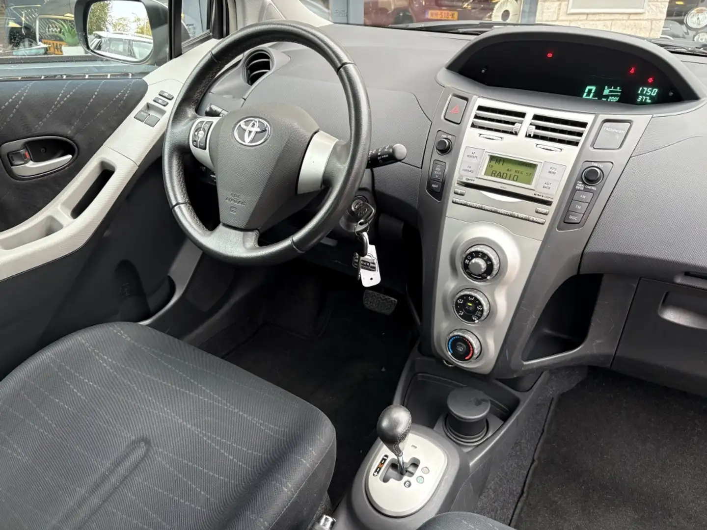 Toyota Yaris 1.3 VVTi Sol MMT AUTOMAAT airco dealeronderhouden Grau - 2