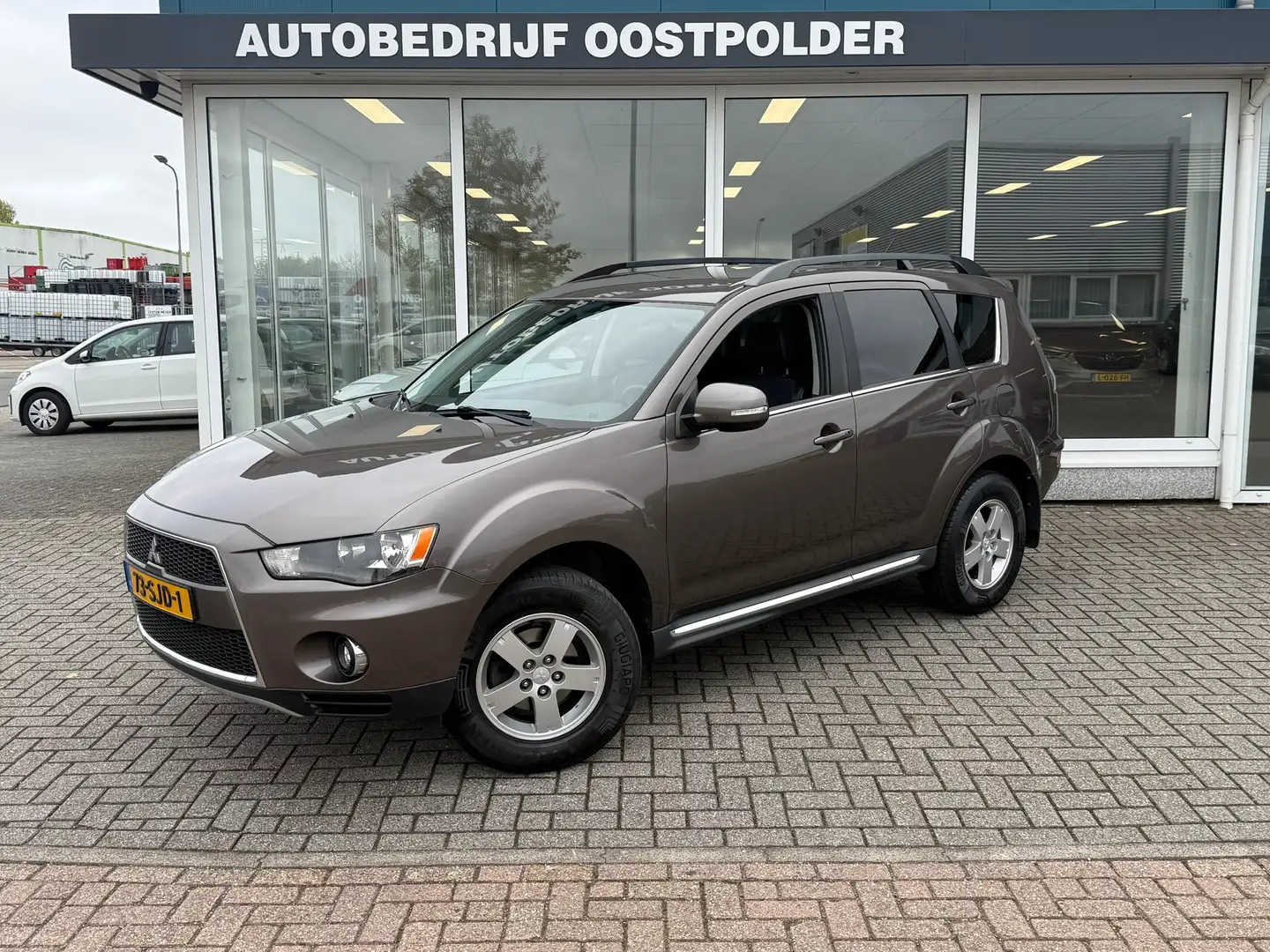 Mitsubishi Outlander 2.0 Intro Edition Brun - 1