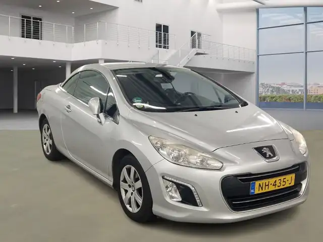 Peugeot 308 view 2