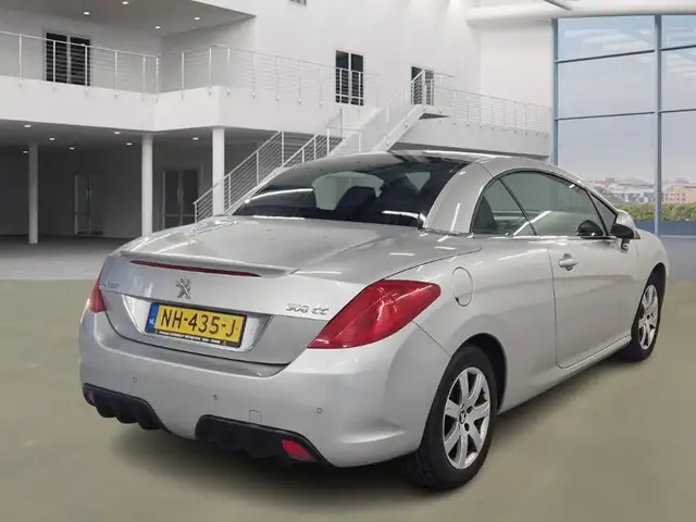 Peugeot 308 view 3