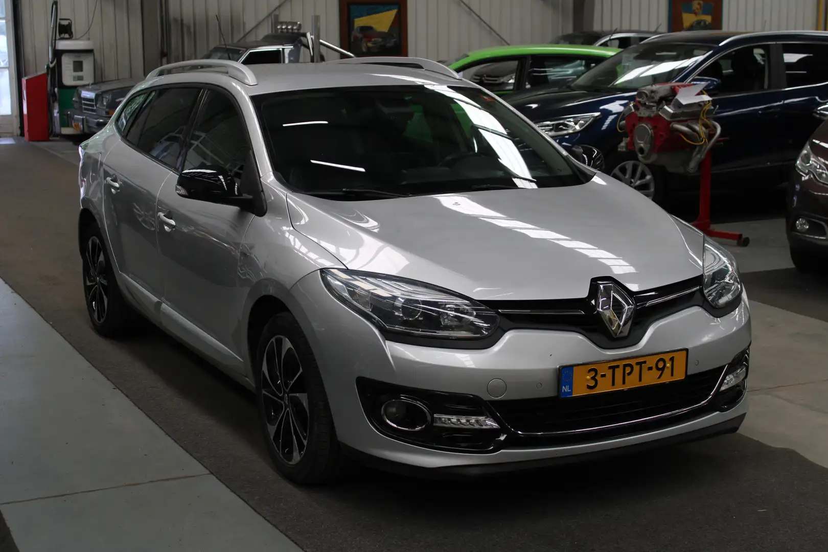 Renault Megane Estate 1.2 TCe Bose 84.512km NAP, Airco, Trekhaak, Grijs - 2