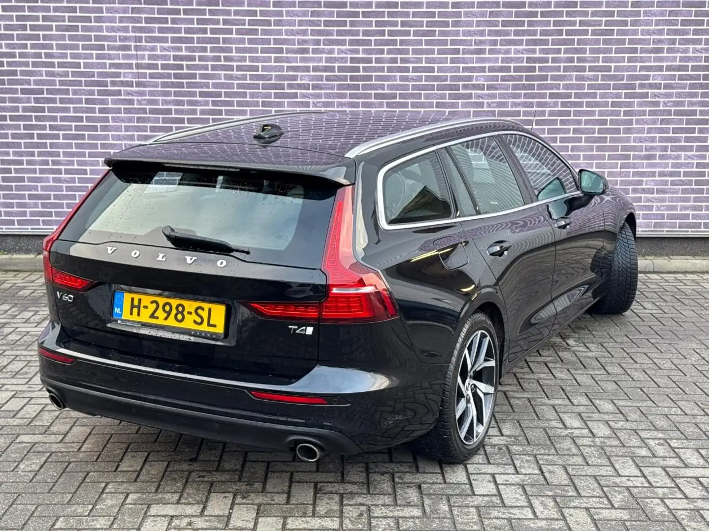 Volvo V60 T4 210pk Automaat Momentum Pro | Navi | Comfortsto Zwart - 2