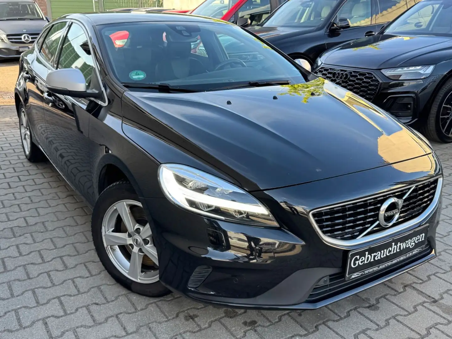 Volvo V40 2,0D R-Design LED Navi Teilleder AHK Schwarz - 2