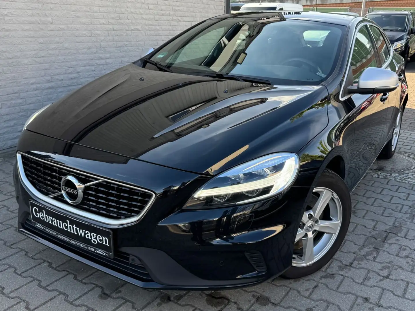 Volvo V40 2,0D R-Design LED Navi Teilleder AHK Schwarz - 1
