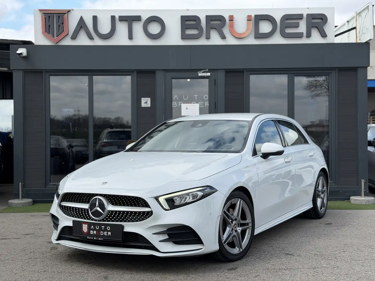 Mercedes-Benz A 180 A 180 d Aut. AMG-Line *LED* Weiß - 2