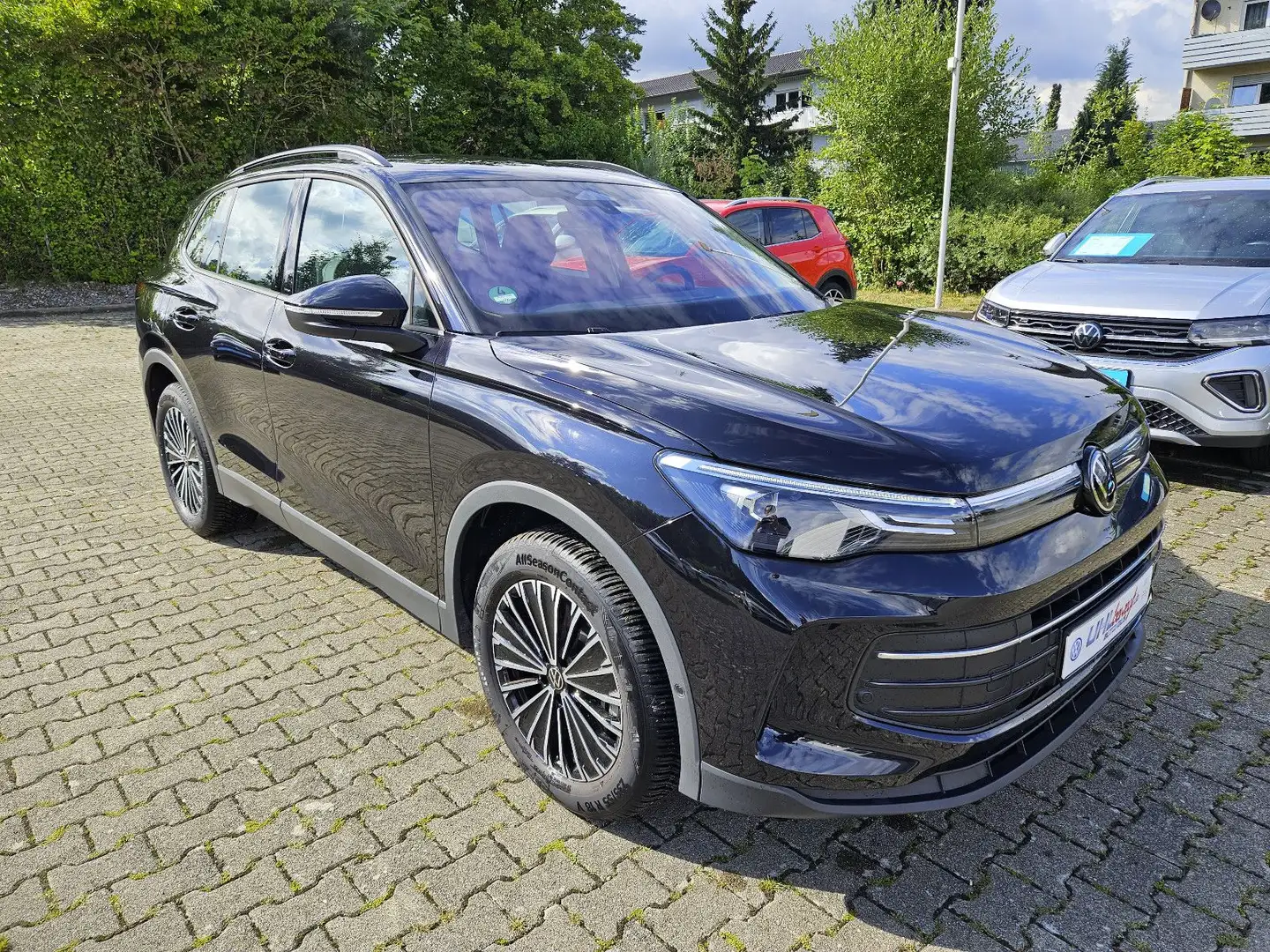 Volkswagen Tiguan Life 2.0 TDI DSG Navi AHK Standheizung Nero - 2
