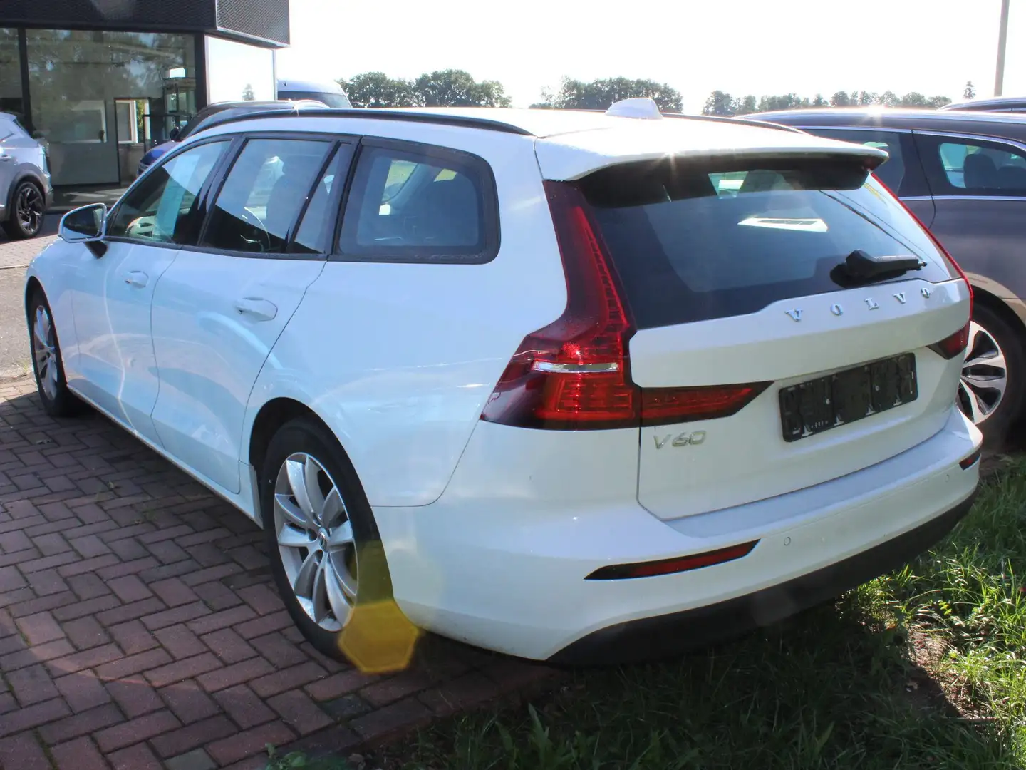 Volvo V60 Momentum Blanc - 2