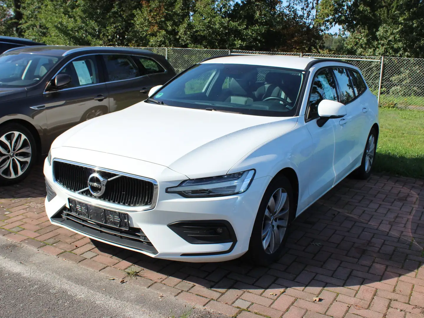Volvo V60 Momentum Blanc - 1