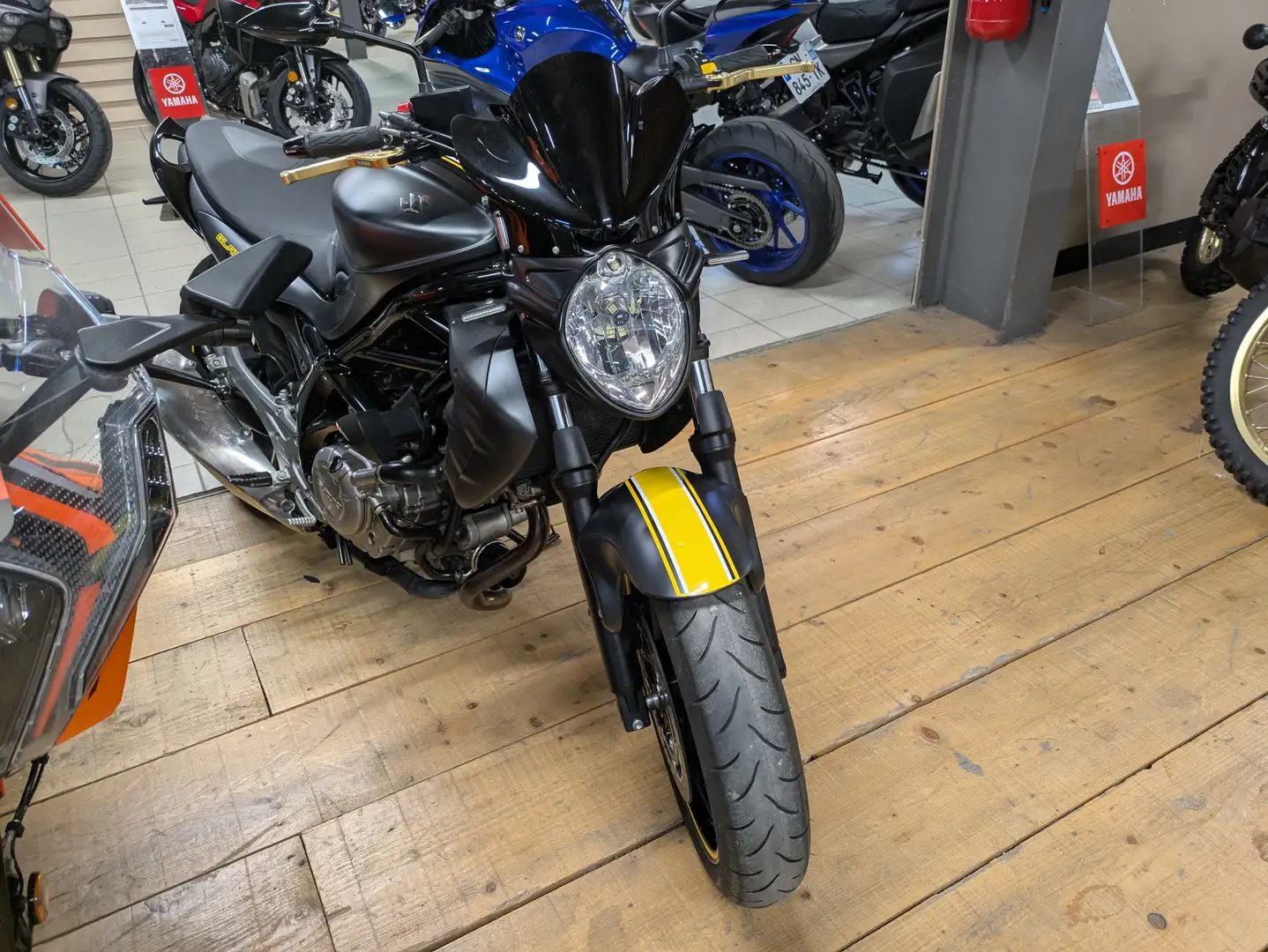 Suzuki Gladius 650 Negro - 2