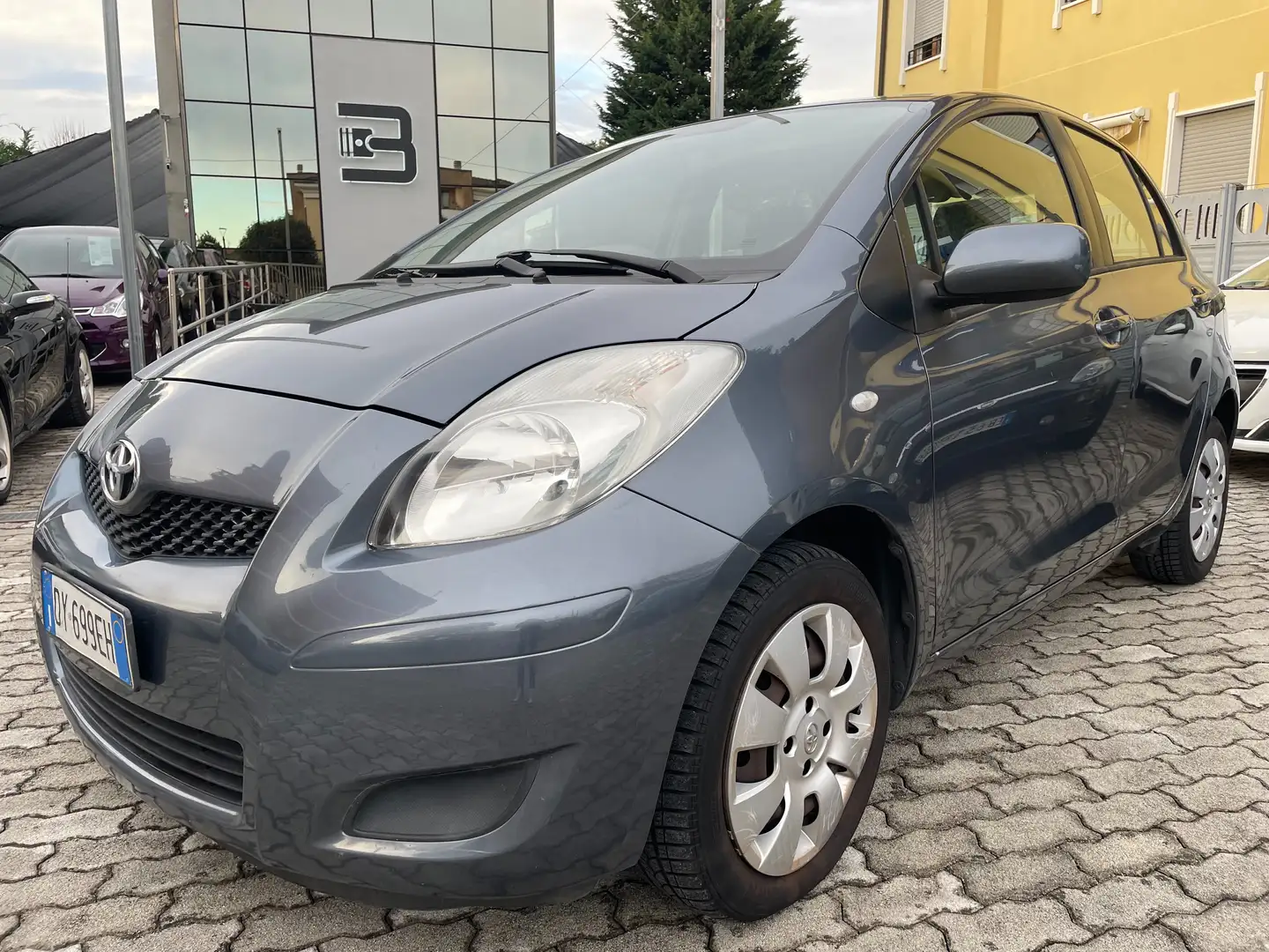 Toyota Yaris Yaris 5p 1.0 Now IDONEA NEOPATENTATI Gris - 1