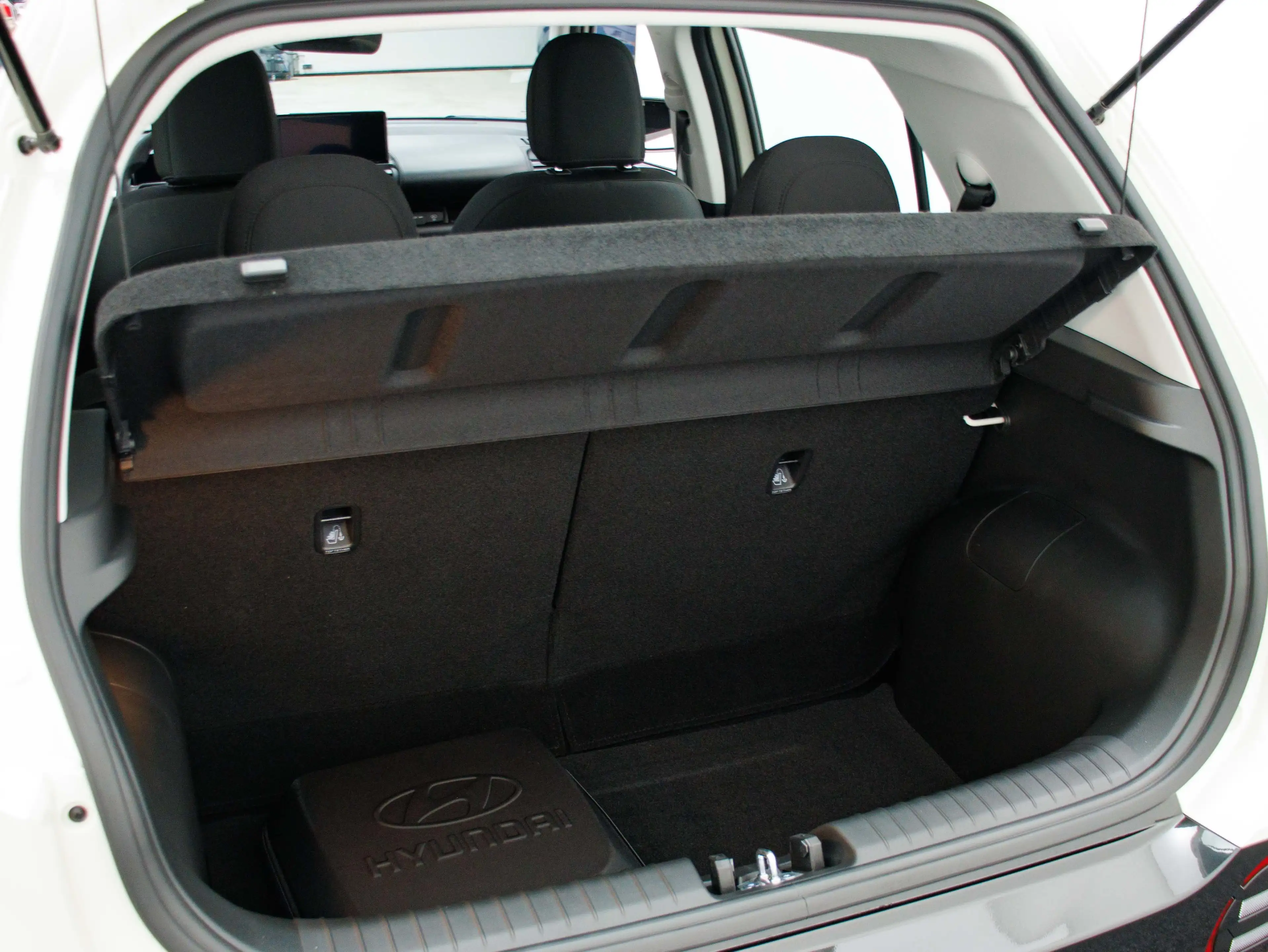 Hyundai Inster Electric 49 kWh E-Motion (Atlas White Uni) — photo 14