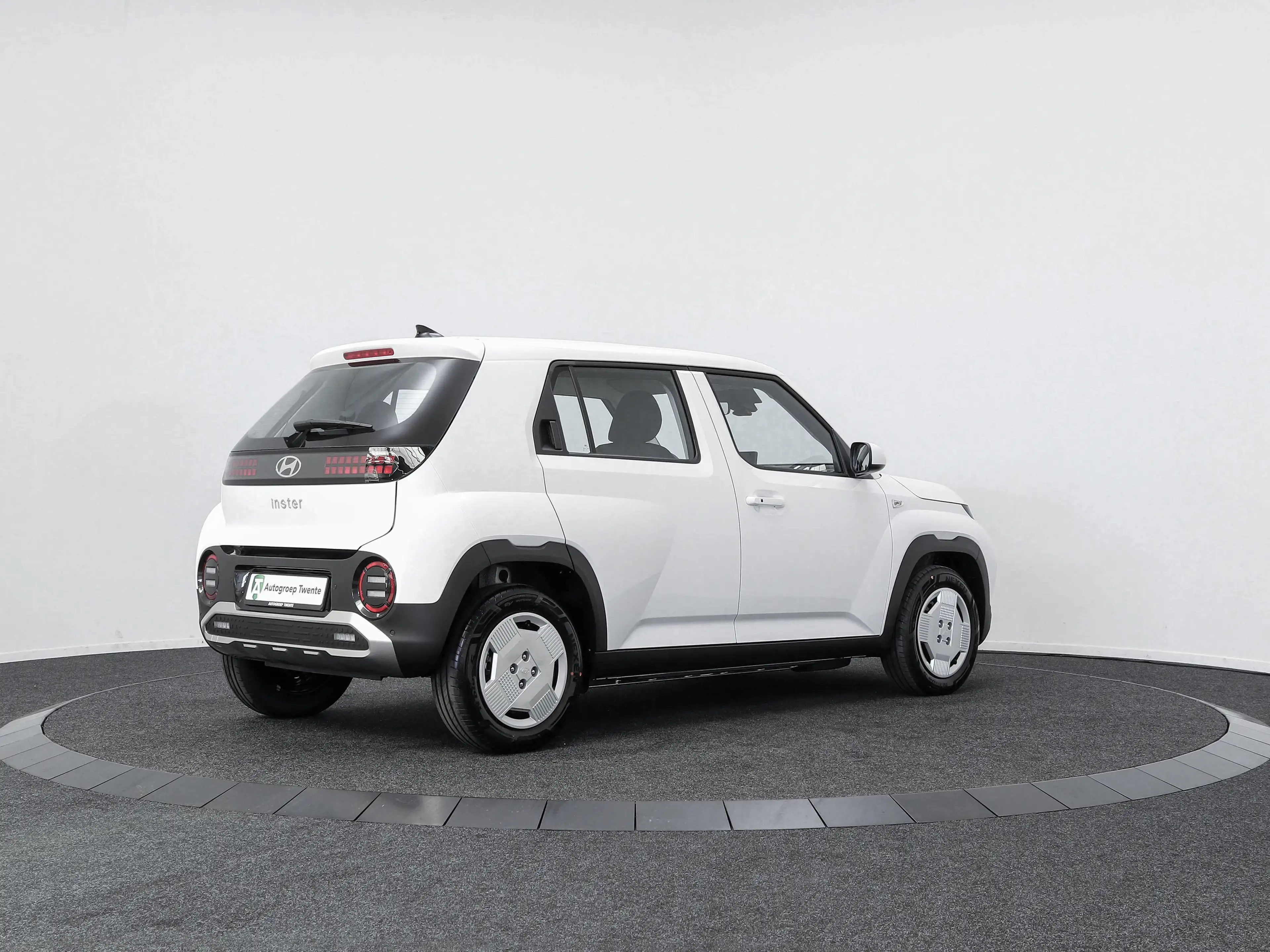 Hyundai Inster Electric 49 kWh E-Motion (Atlas White Uni) — photo 2