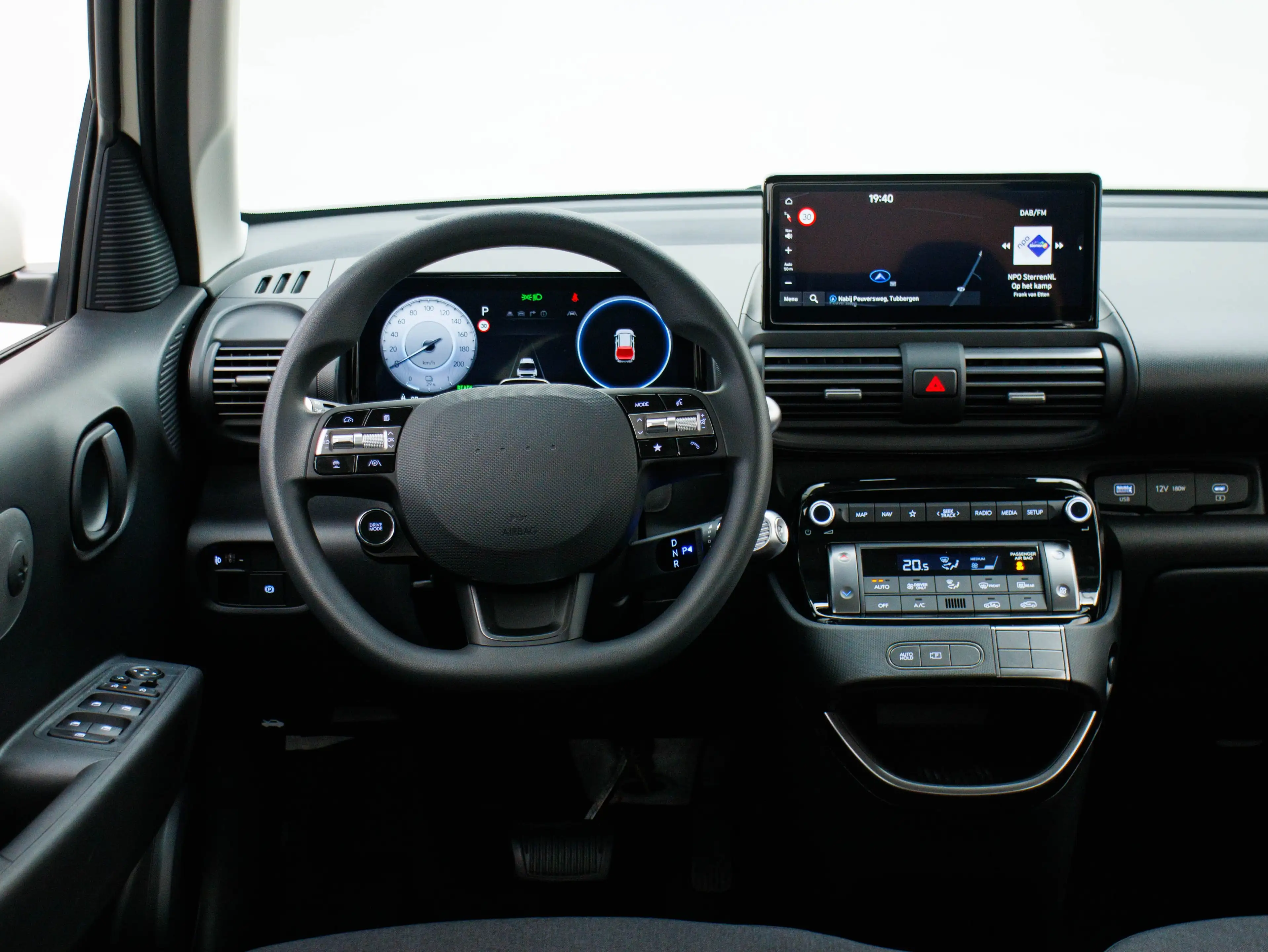 Hyundai Inster Electric 49 kWh E-Motion (Atlas White Uni) — photo 3