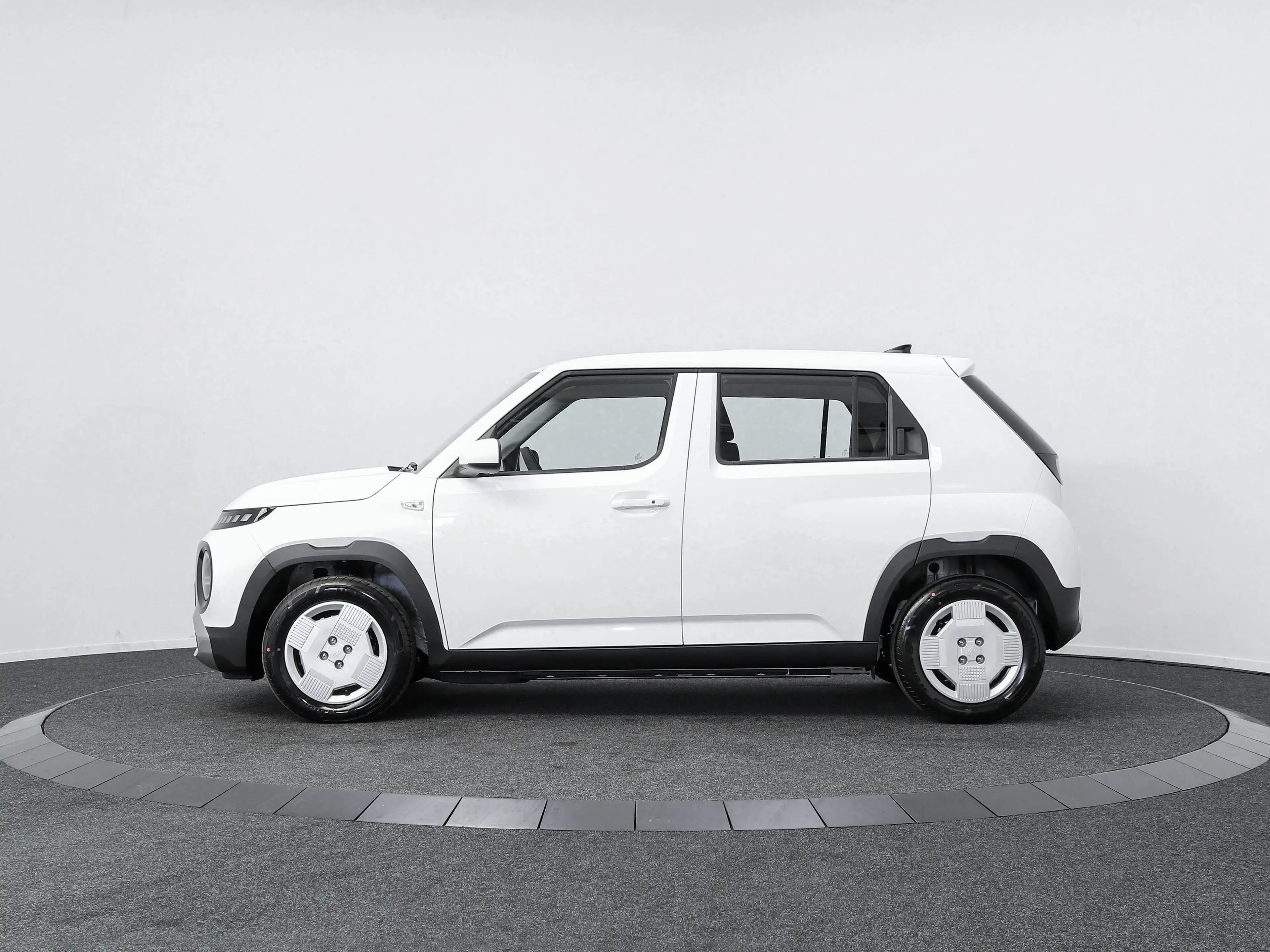 Hyundai Inster Electric 49 kWh E-Motion (Atlas White Uni) — photo 5