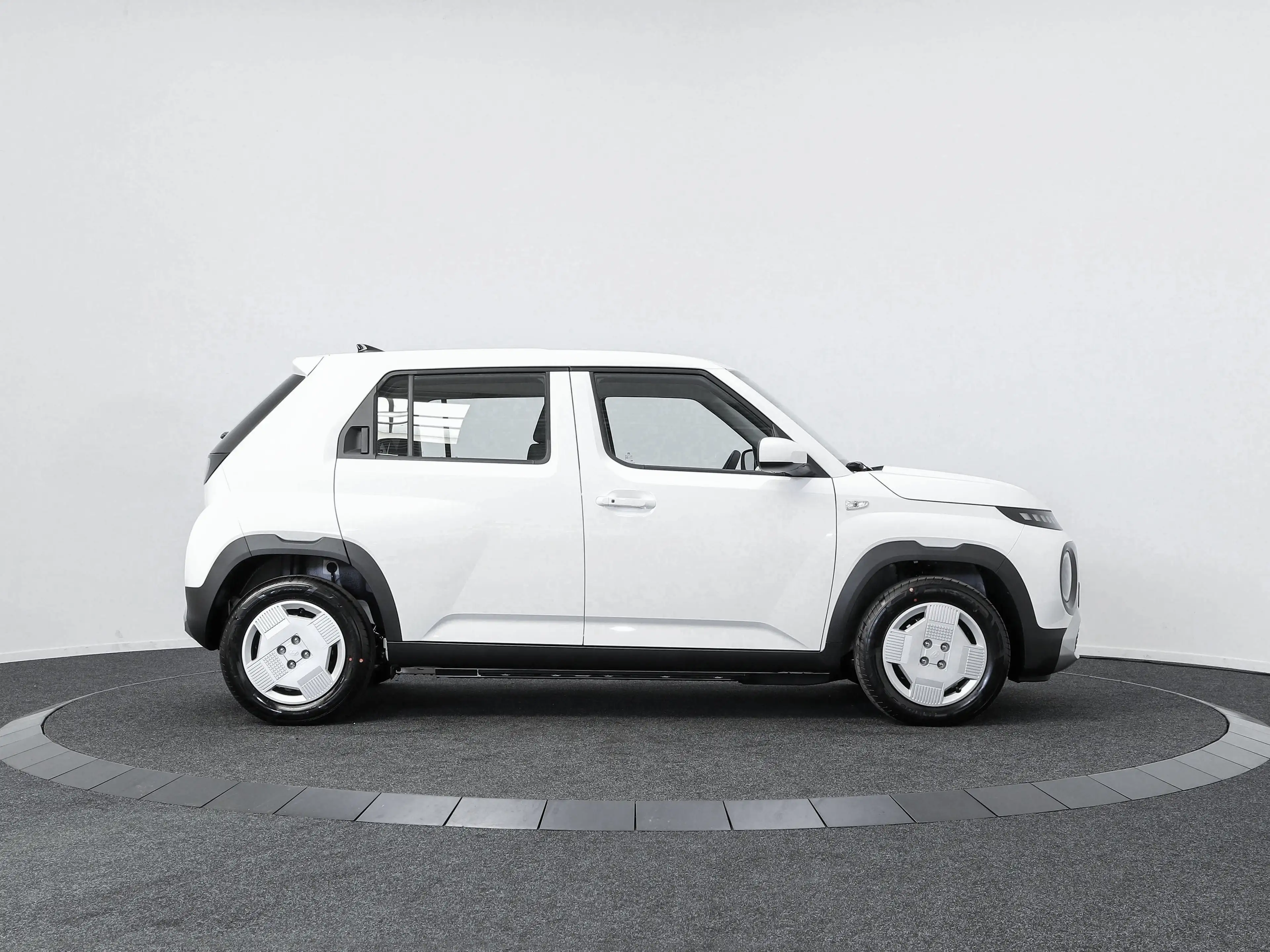 Hyundai Inster Electric 49 kWh E-Motion (Atlas White Uni) — photo 9